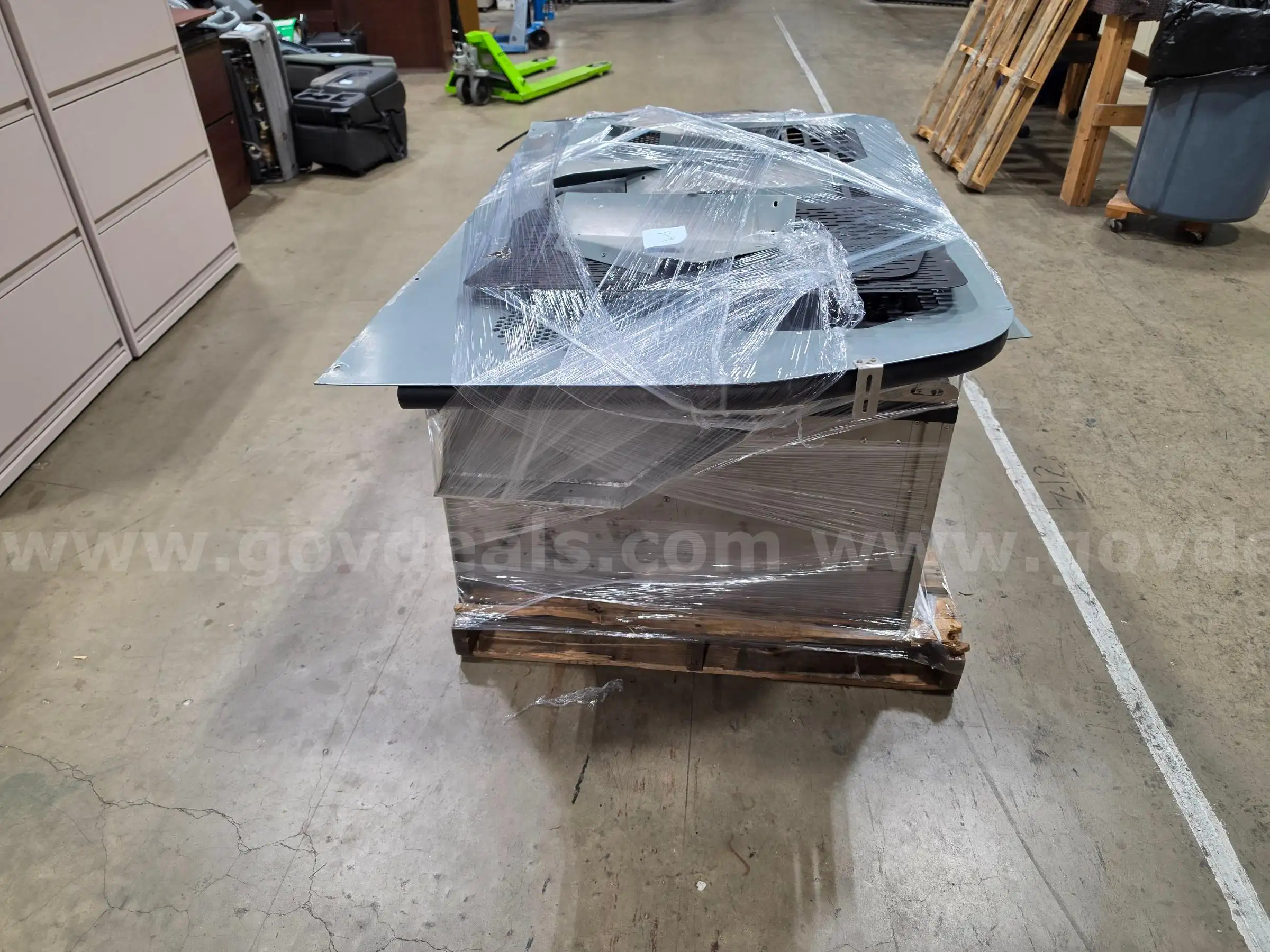 Storage Box w Dog Cage