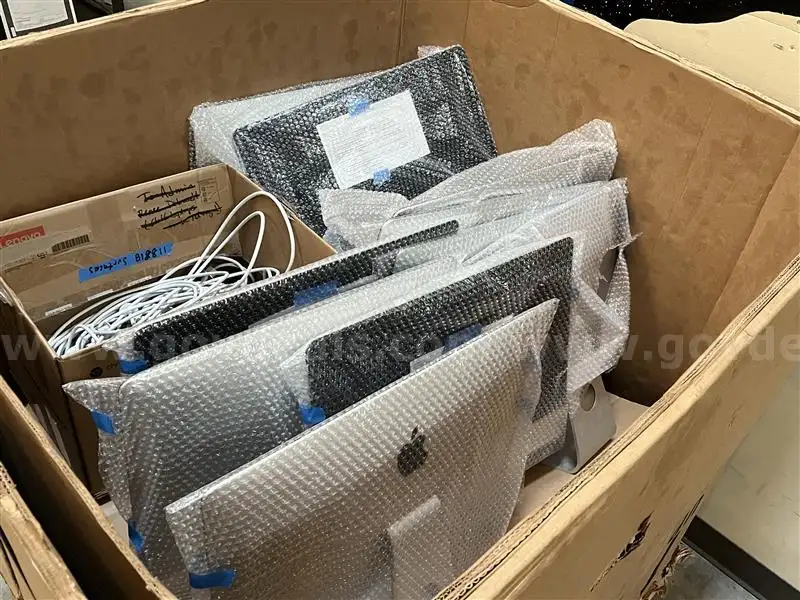 Apple iMacs Lot T-301