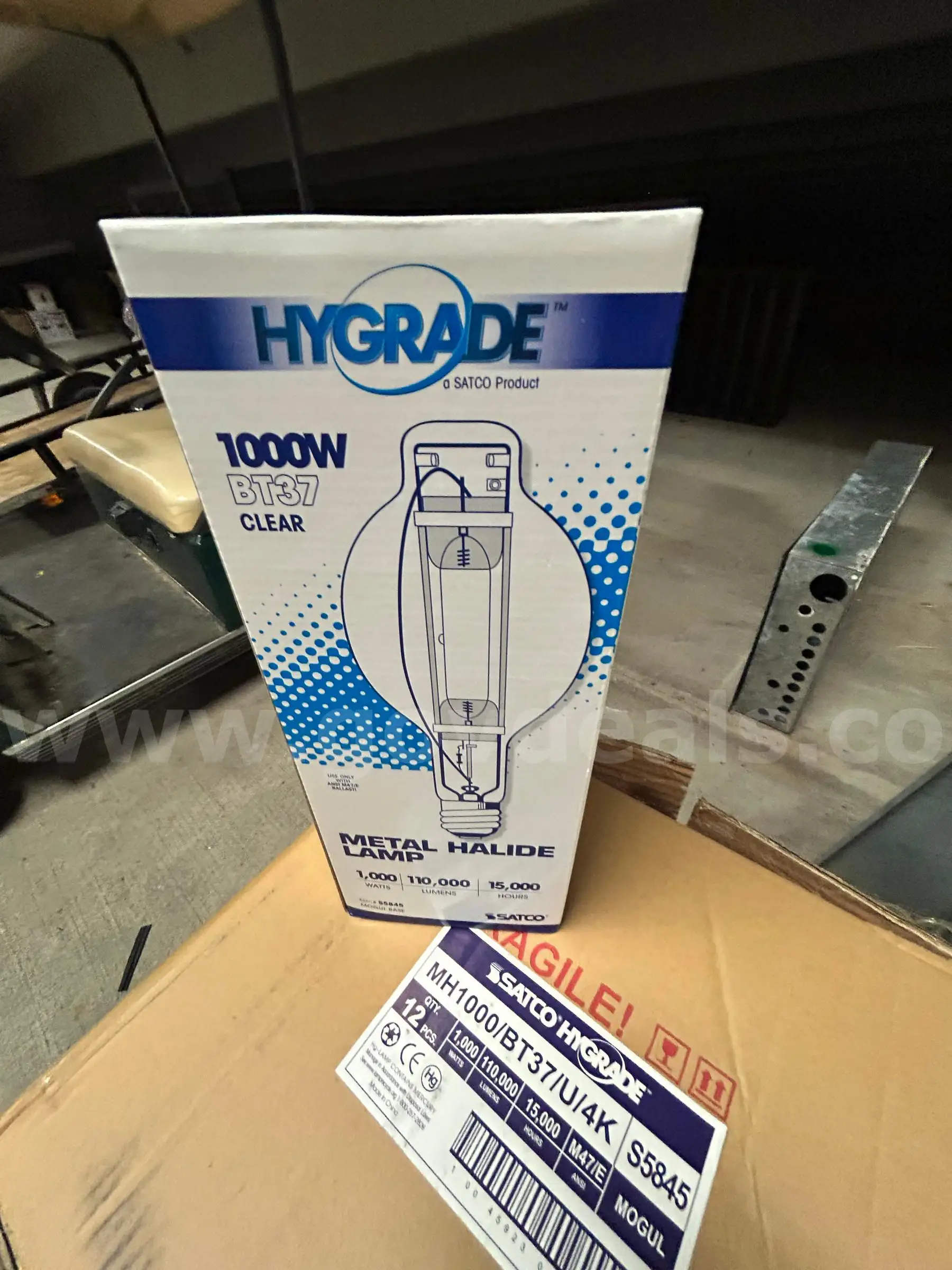 1 Lot of (27) Satco Hygrade MH1000 BT37 U 4K 1000W Metal Halide Lamps