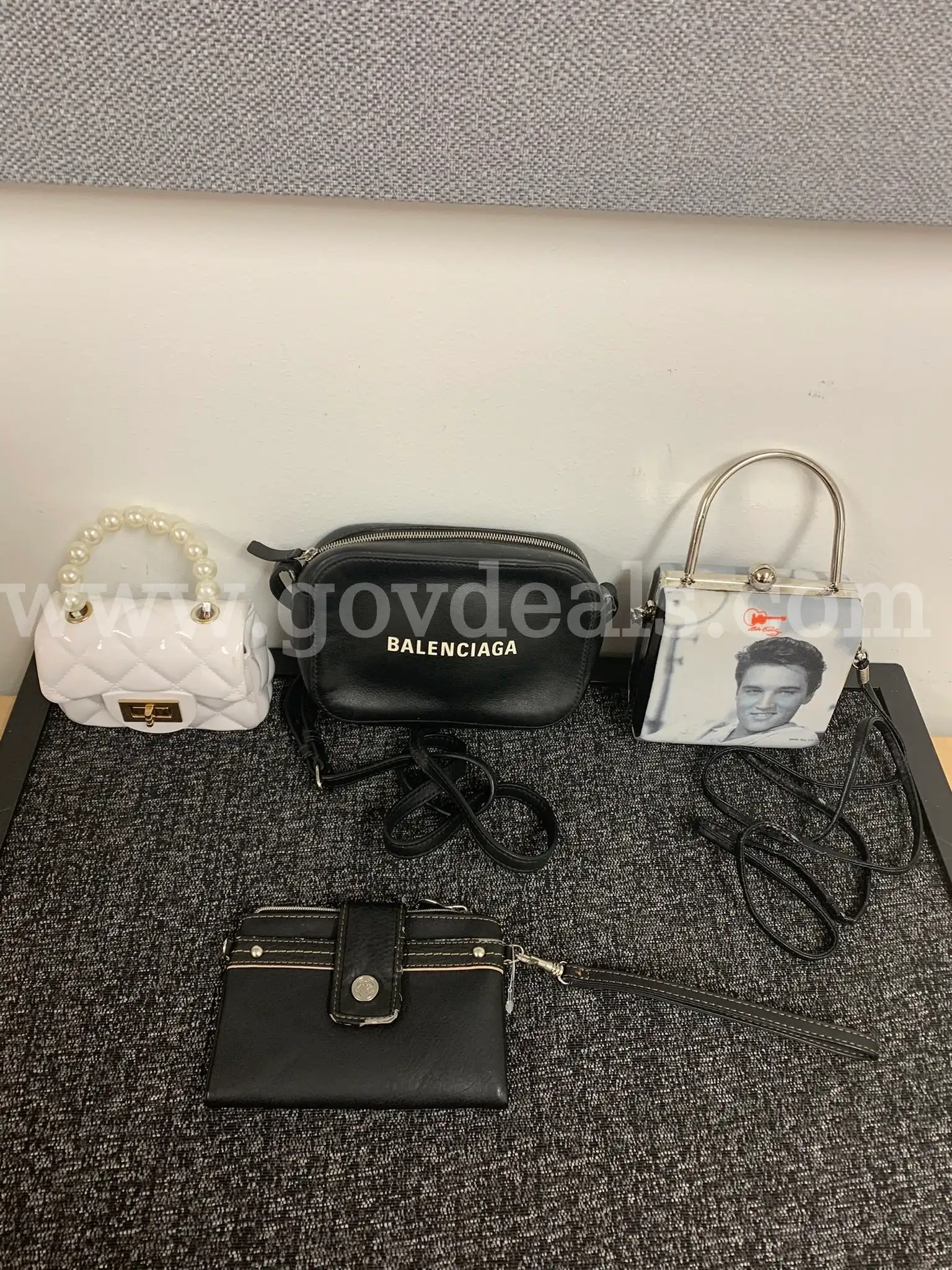 Variety of Items Dollar Auction
