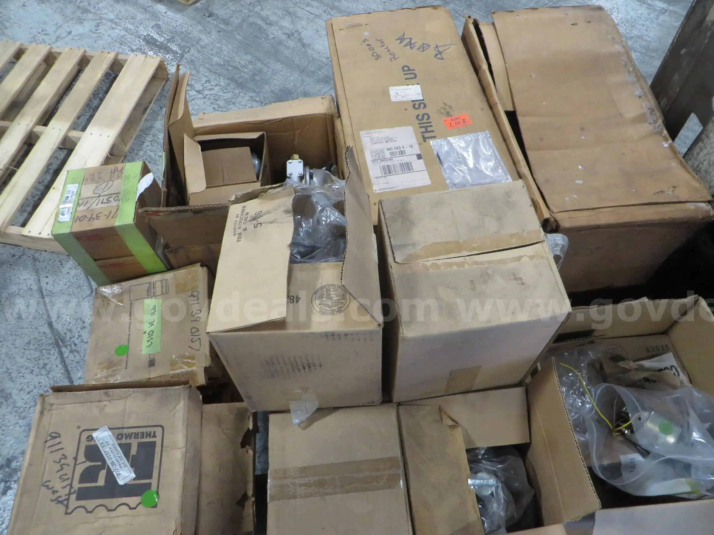 1 pallet Pulleys Belt tensioners and more