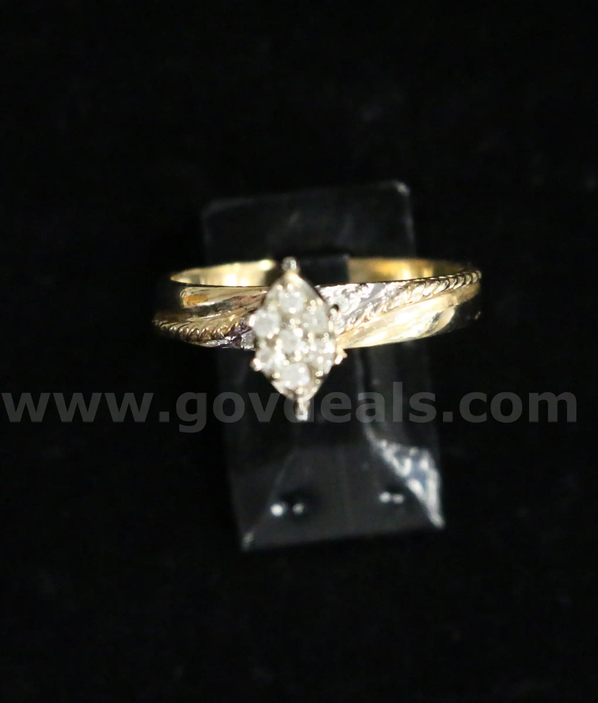 14K Yellow Gold Cluster Solitaire Design Ring With Diamonds 2.6 Grams
