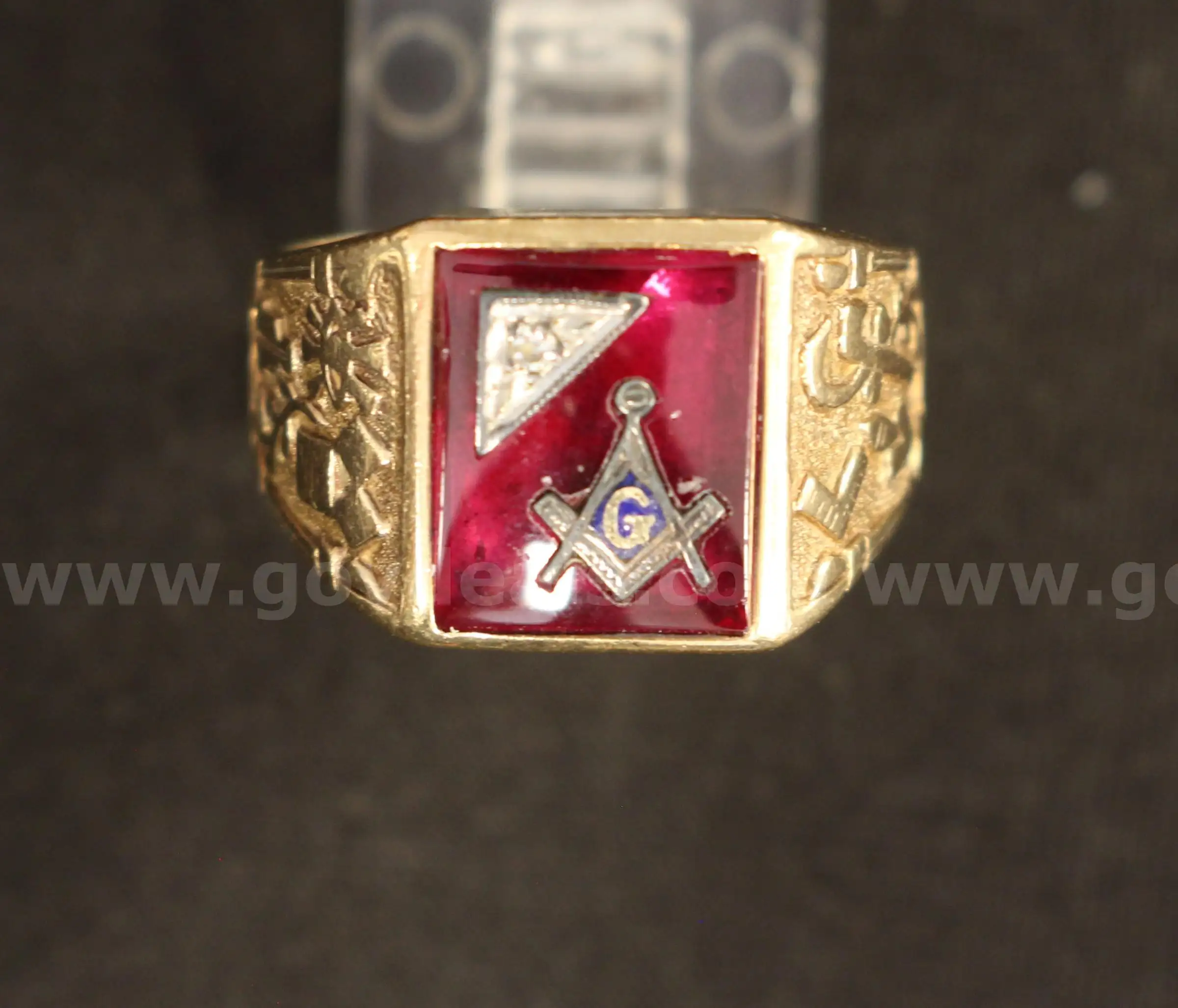 10K Yellow Gold Diamond Mason Design Ring With Red Colored Stone 8.1 Grams