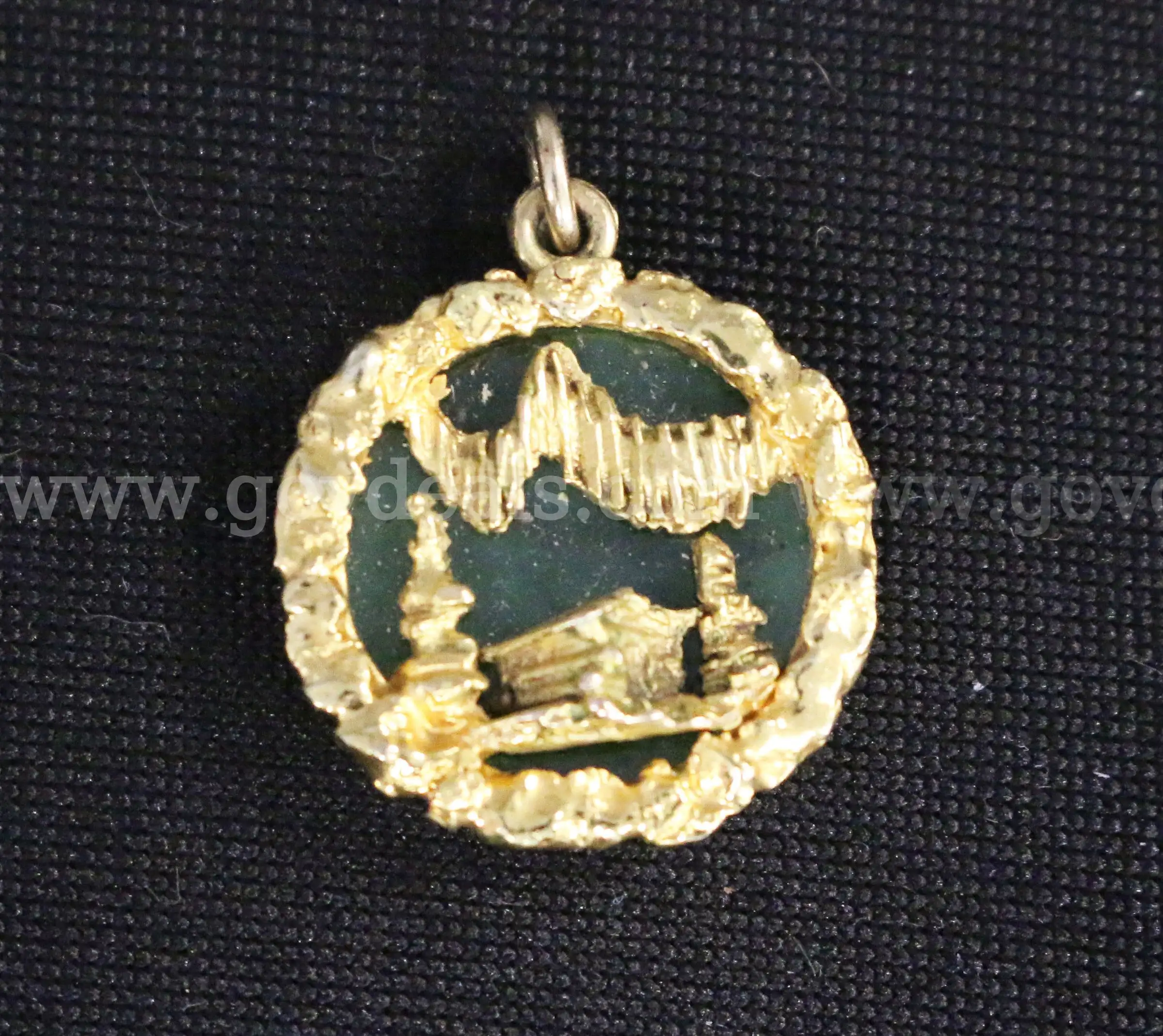 14K Yellow Gold Pendant With Green Nephrite Slab 4.4 Grams