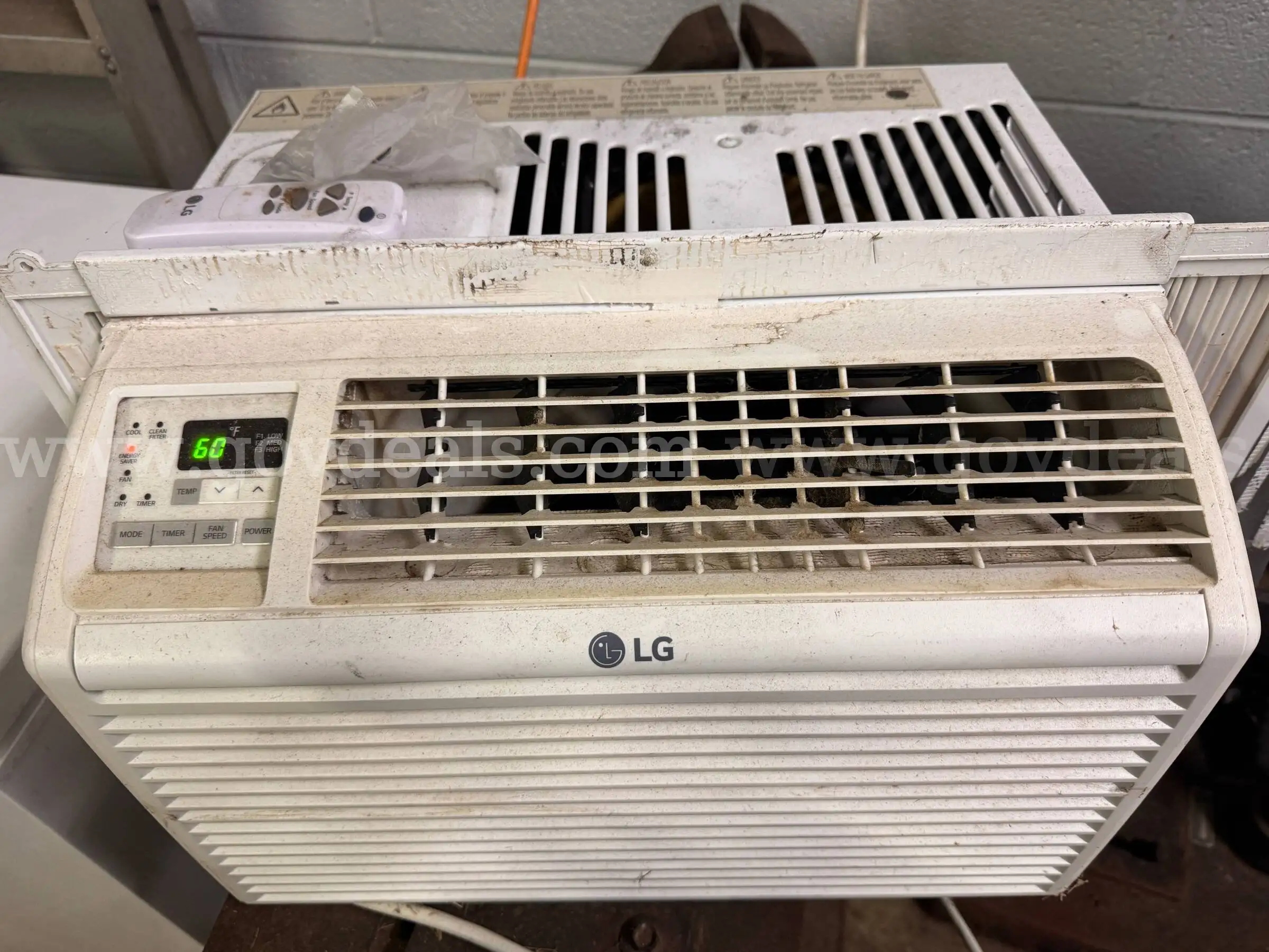 LG 6 000 btu window air conditioner - works