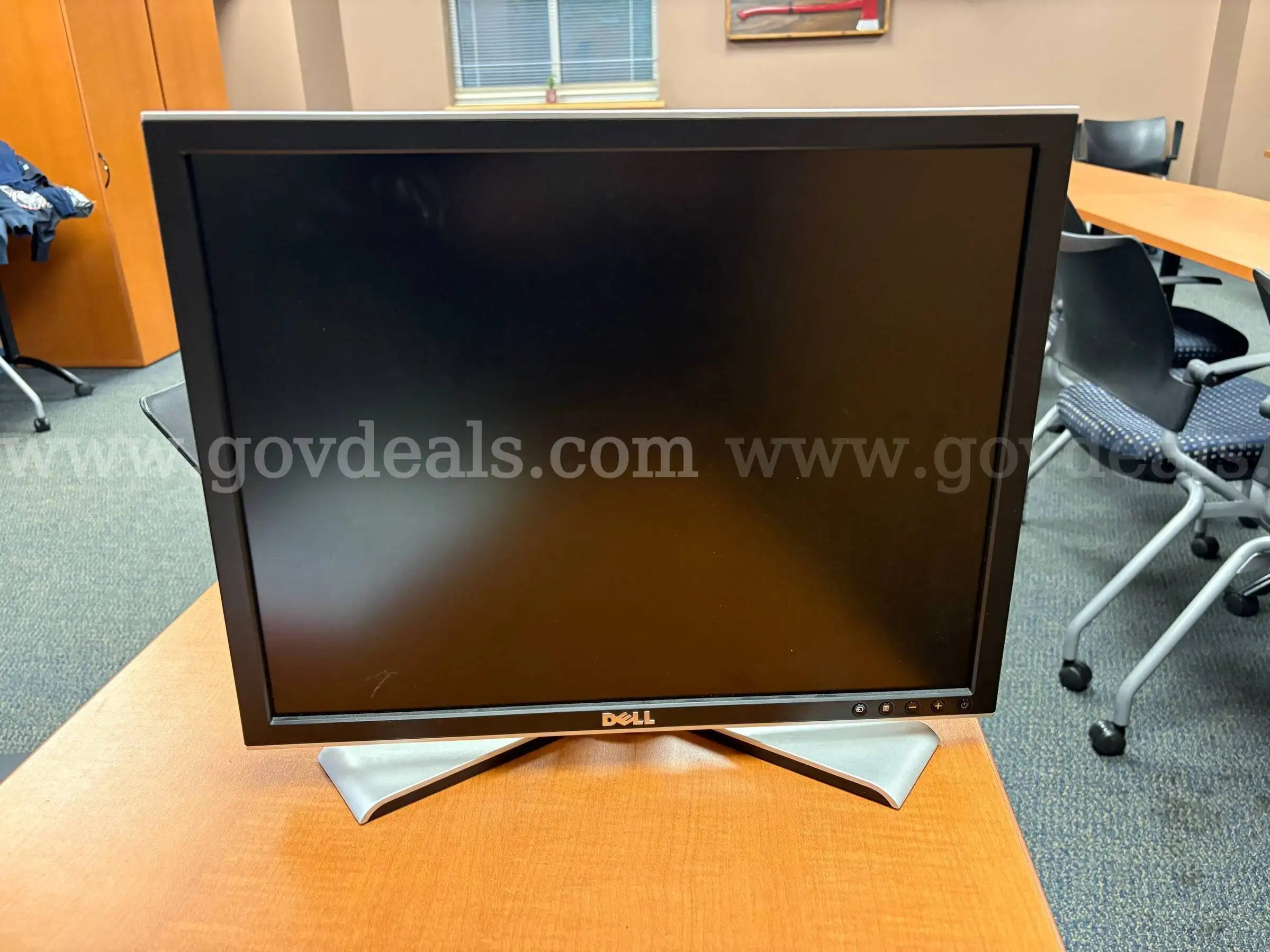 Ten Dell computer monitors manufacture date between 2007-2016