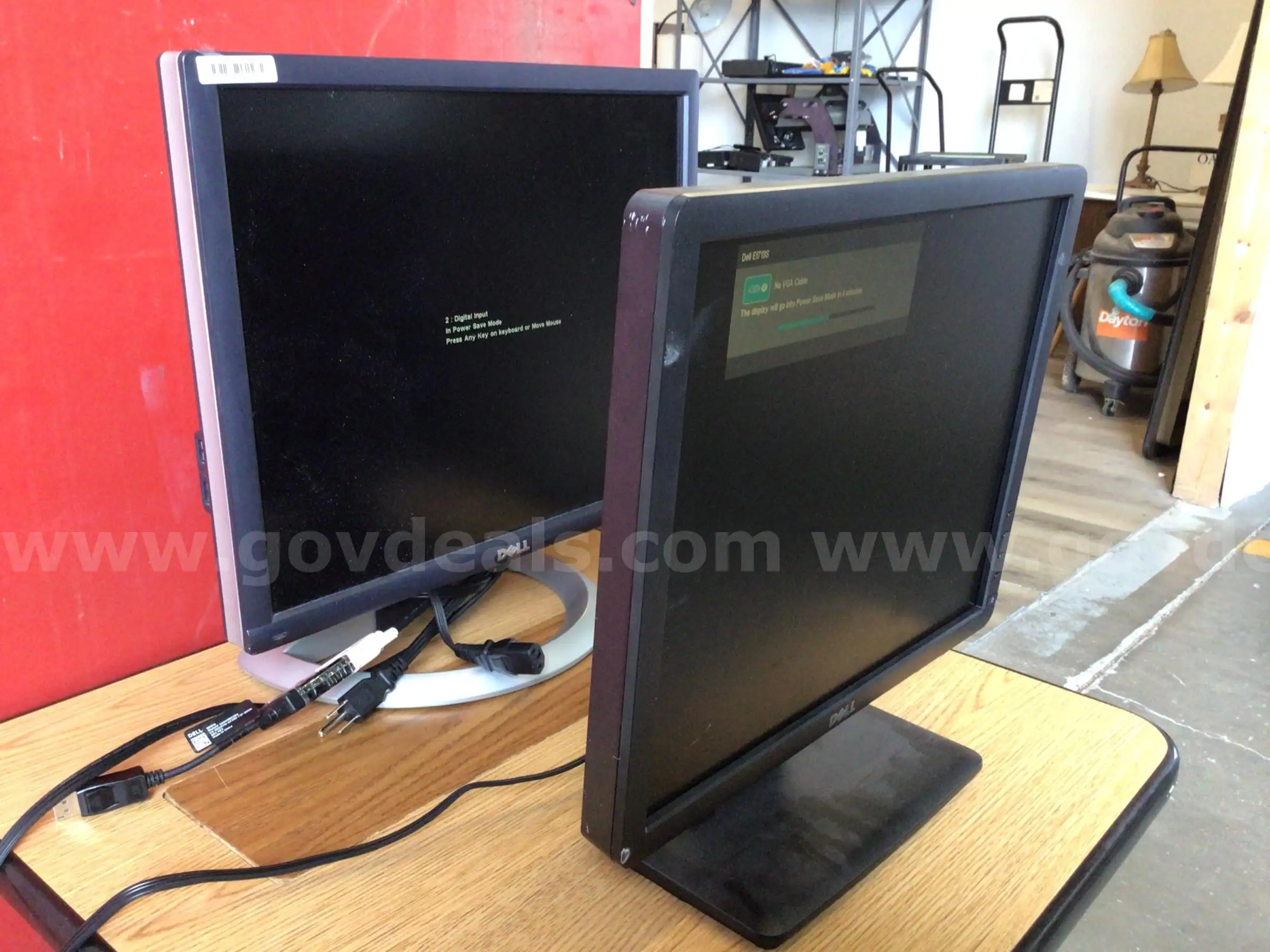 Monitors lot of 2 Dell - UNTESTED