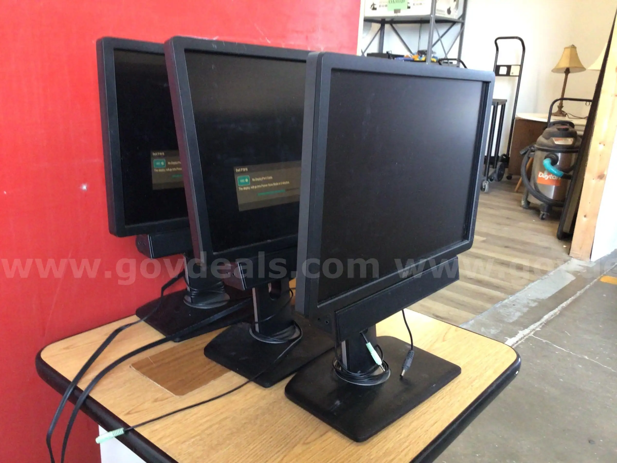 Monitors lot of 3 Dell - UNTESTED