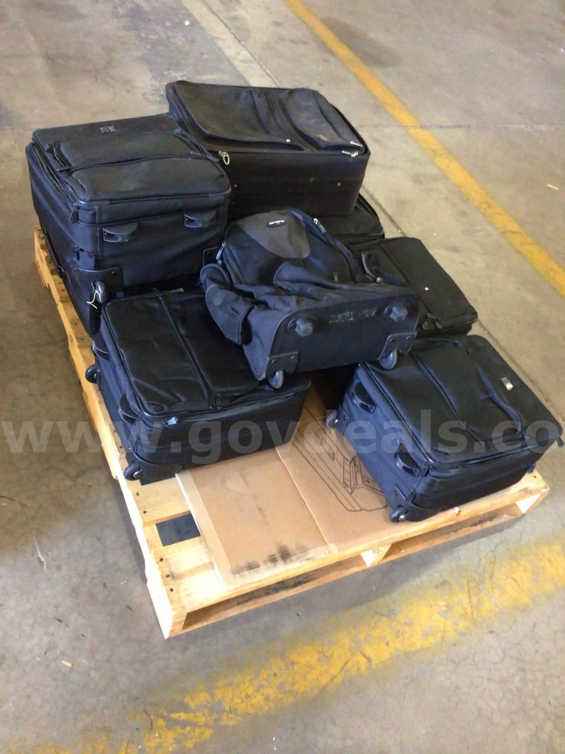 Bags suitcase and miscellaneous approximately 8