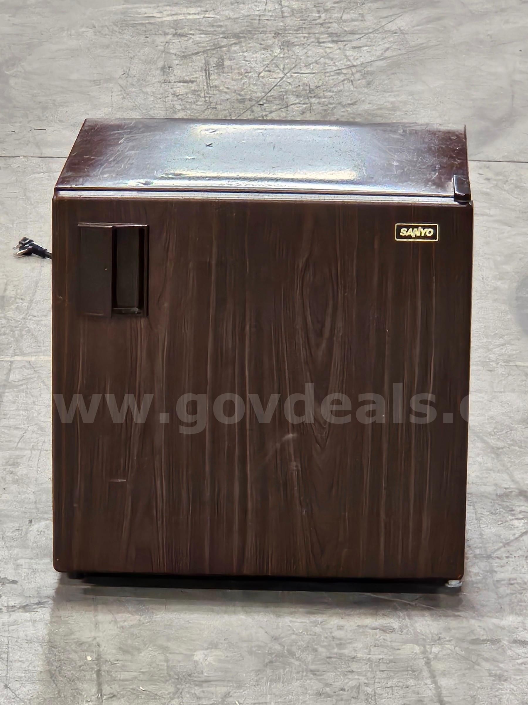 Sanyo Mini Refrigerator