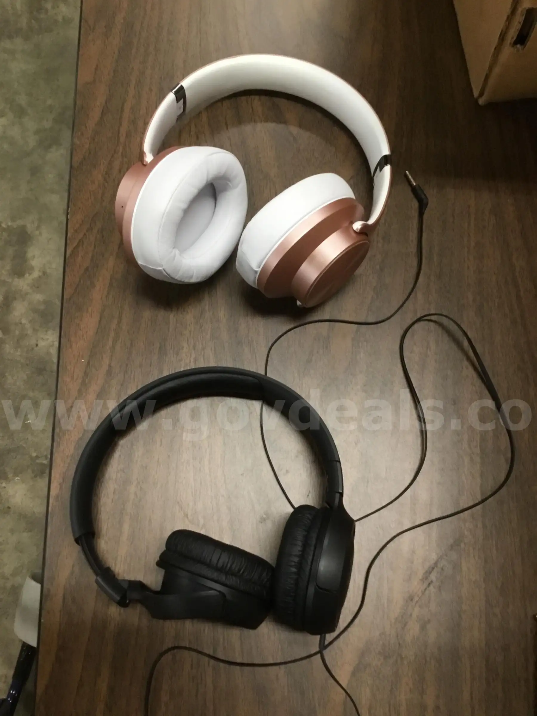 2 wireless headphones “DH”