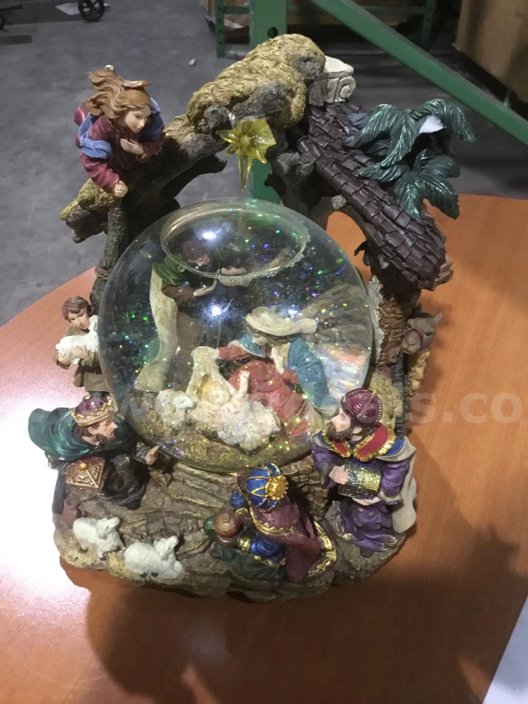 Snow globe (COMES WITH BATTERIES) “DH”