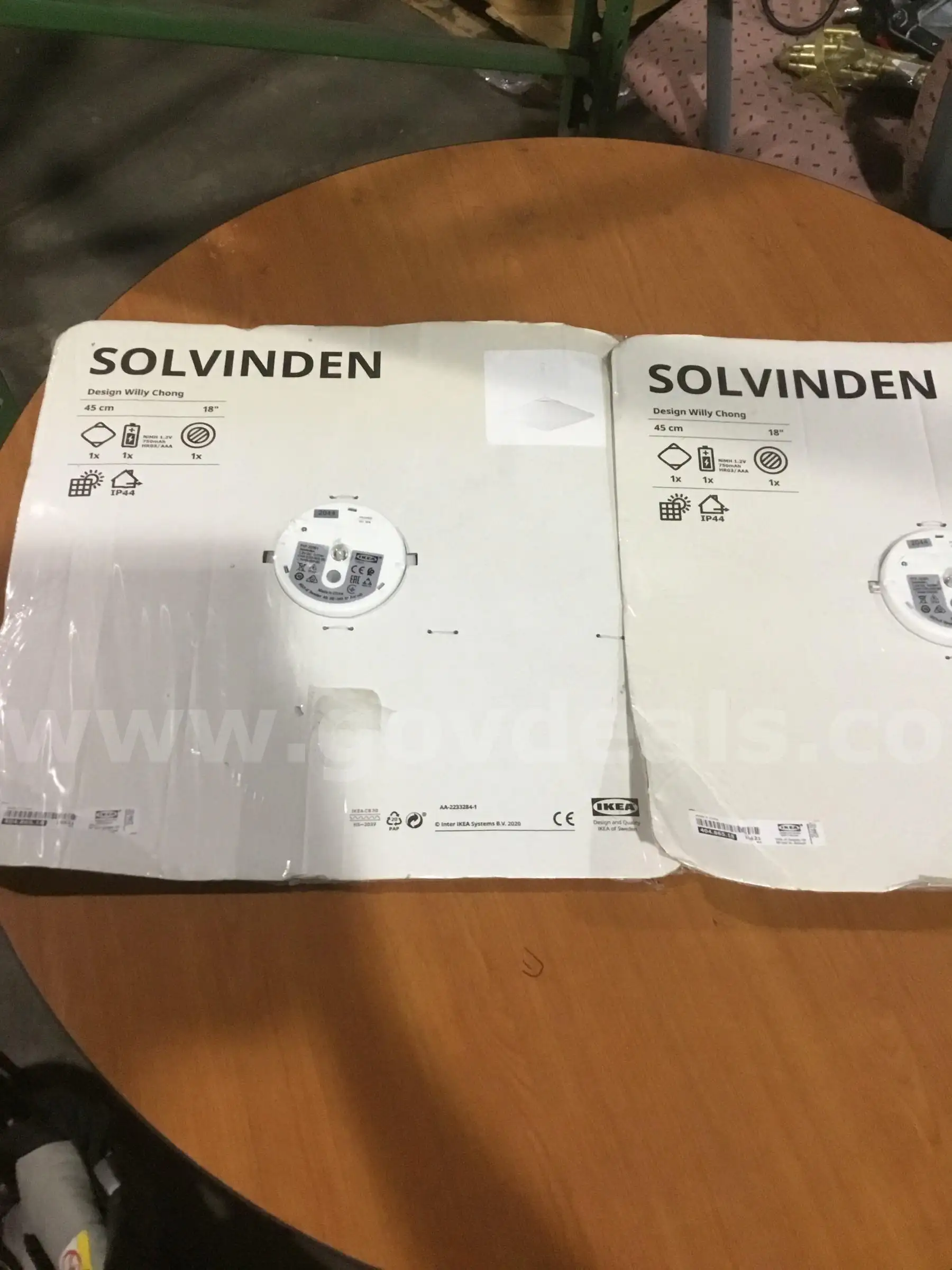 Two white solvinden batteries DH
