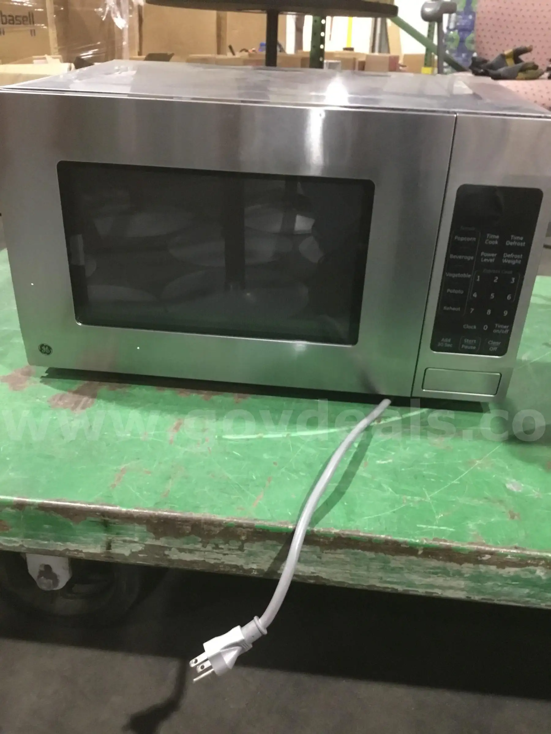 Silver microwave (IT TURNS ON) DH