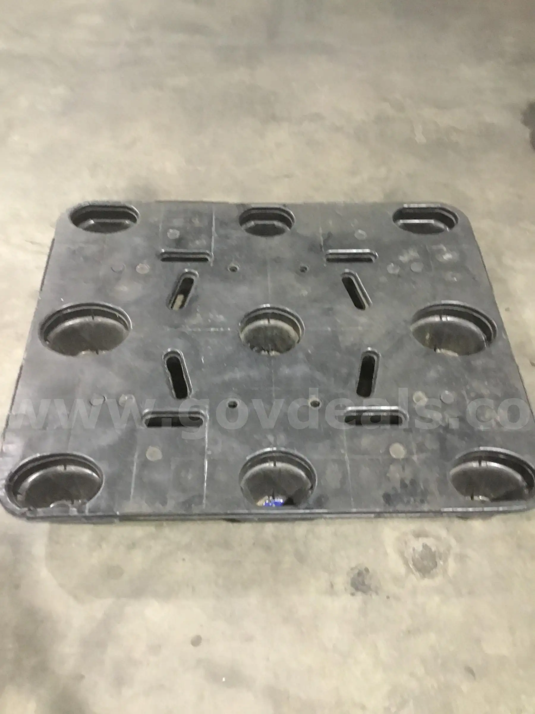 47 1 2 x 40 black pallet skid DH