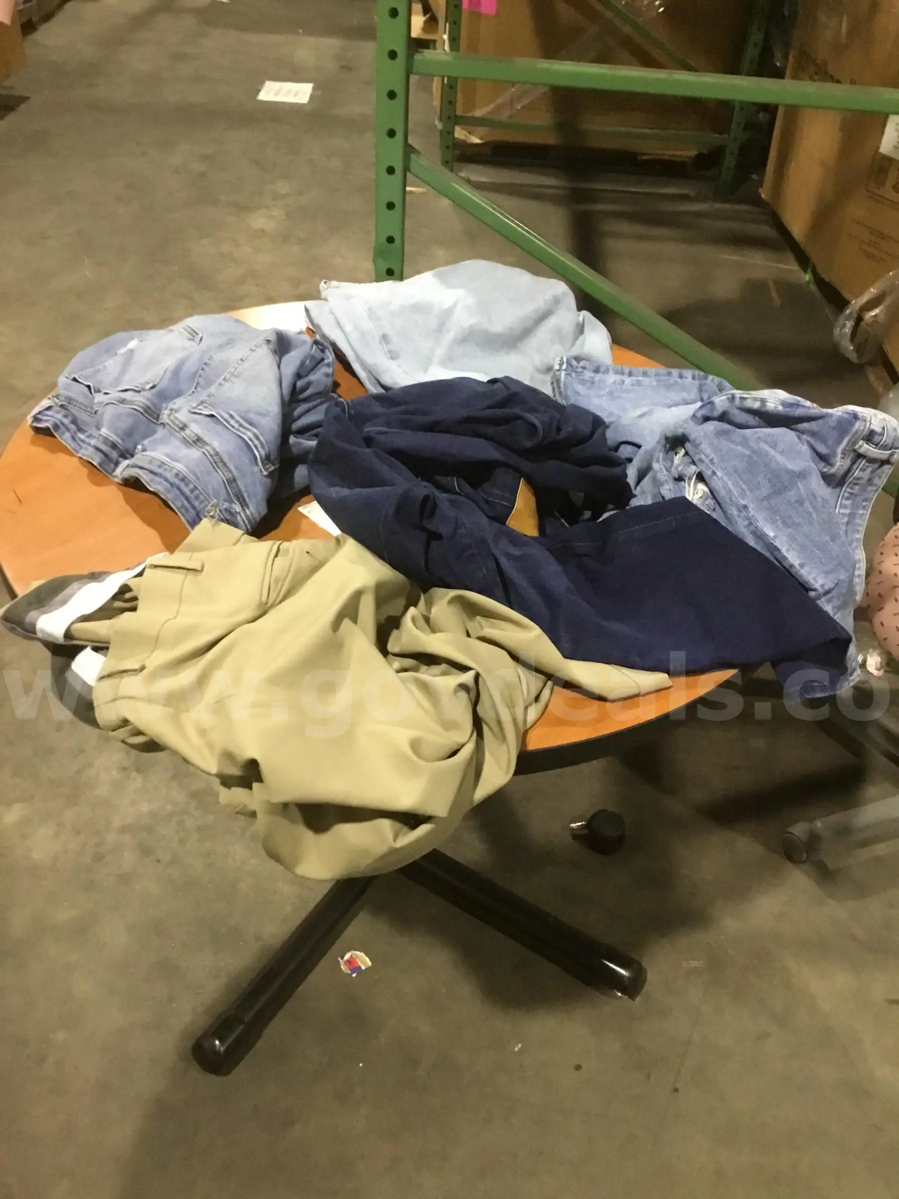 Box of jeans-size 46 x 32 size 13 x 31 size 42 & size 16 DH