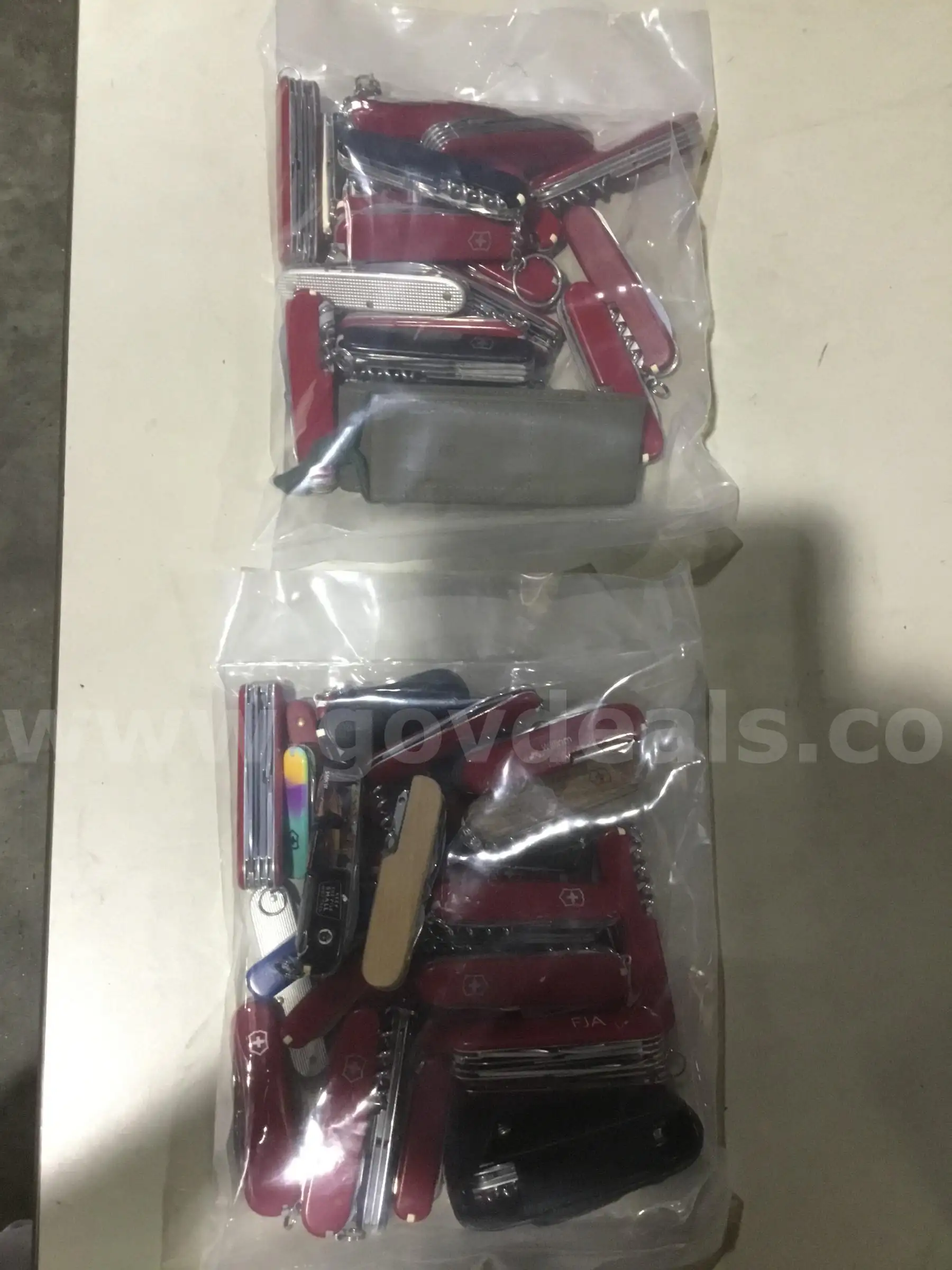 VICTORINOX LOT