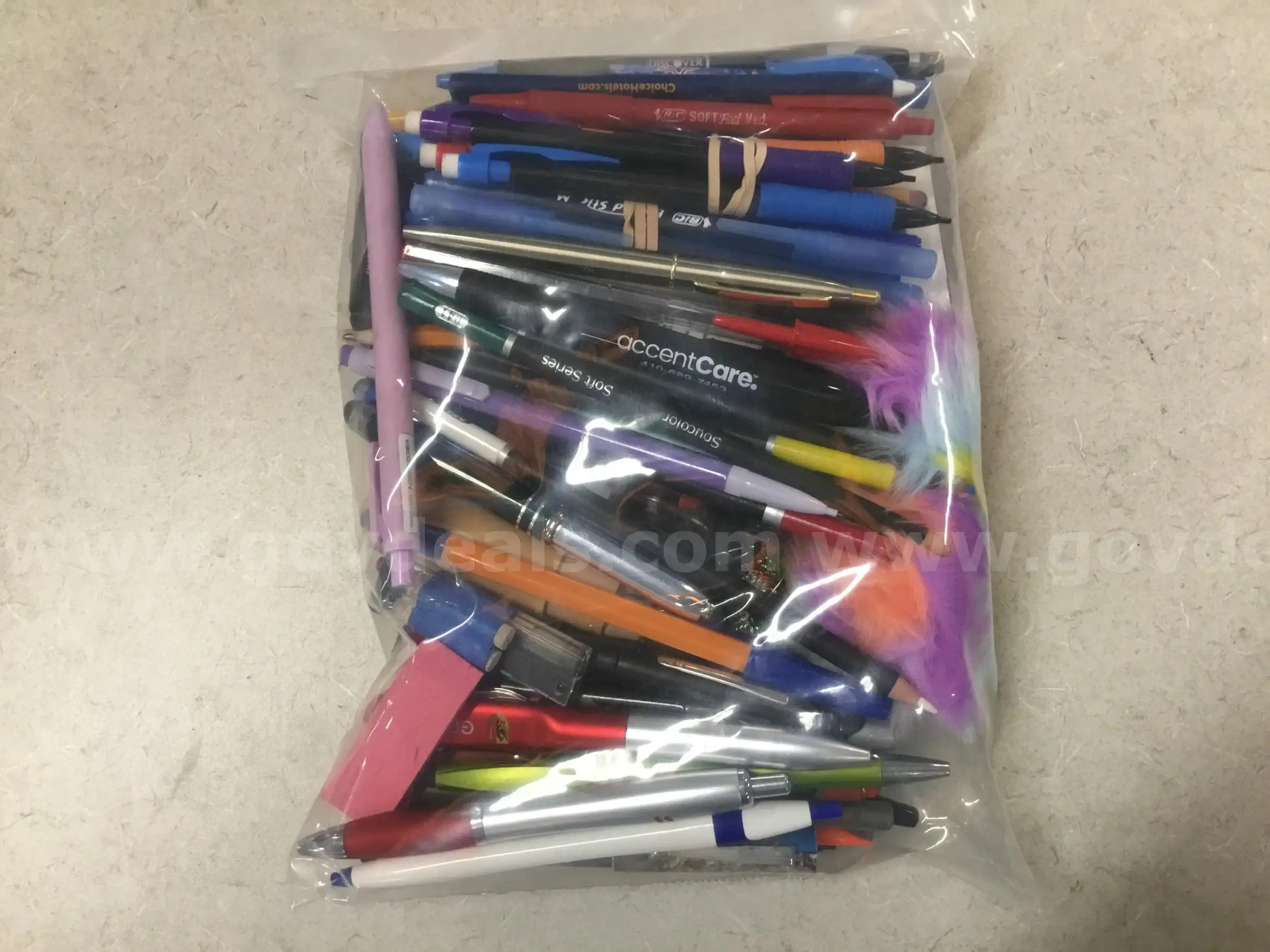 1 Lot of Assorted Writing Pens