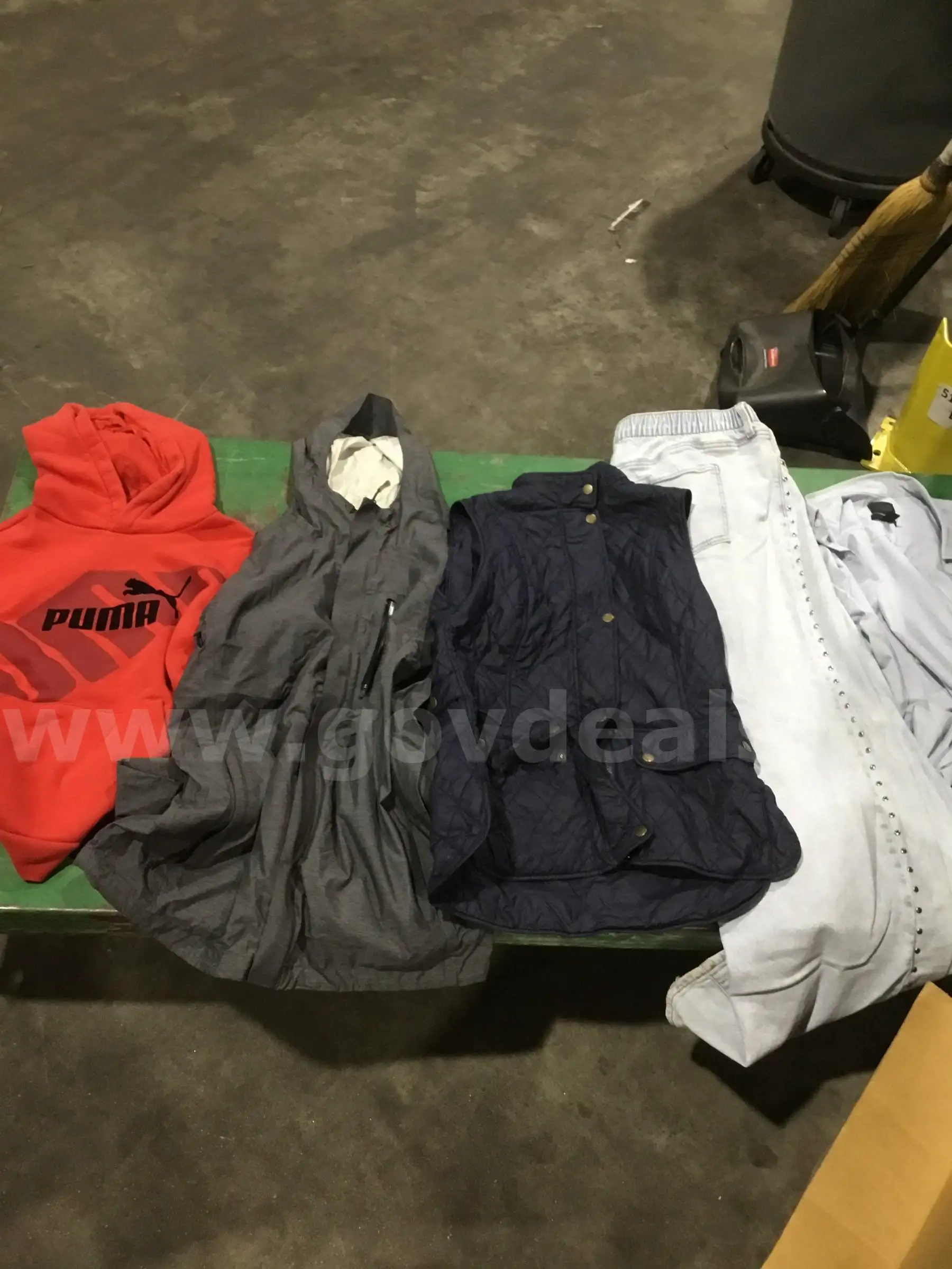 Lot of clothes-red & black large hoodie DH