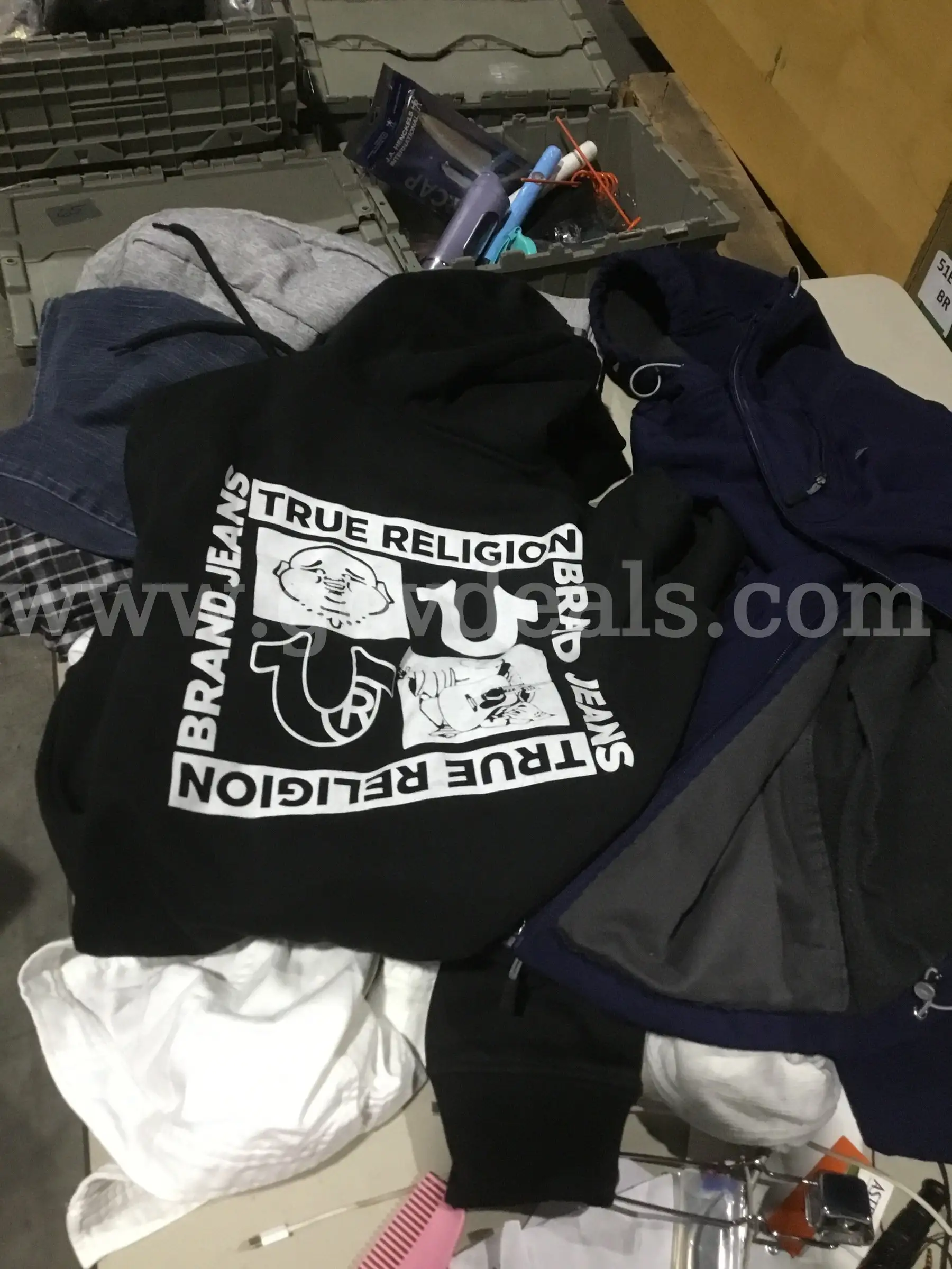 Lot of clothes-gray & black large no sleeve jacket DH