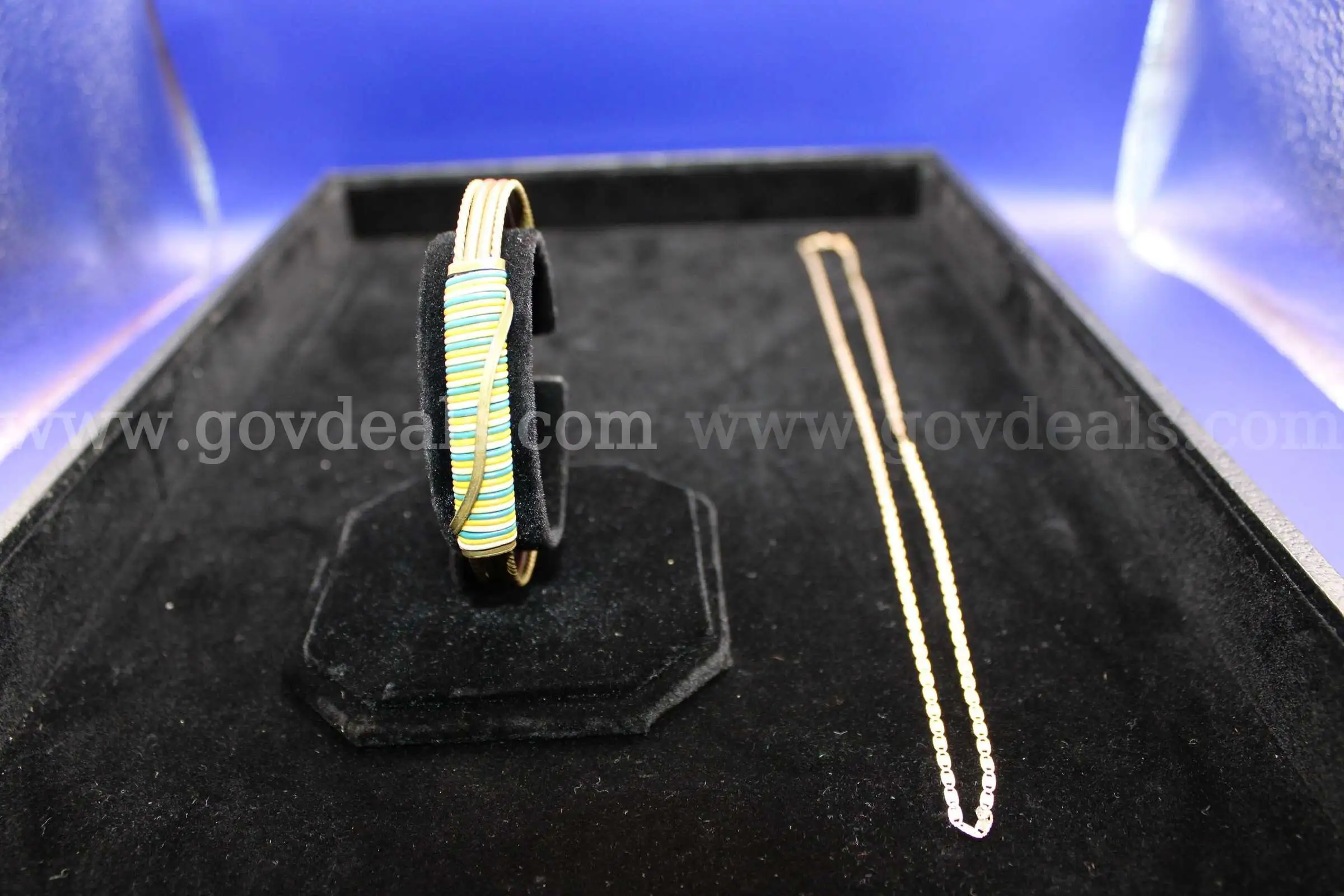 NECKLACE (1) BRACELET (1)