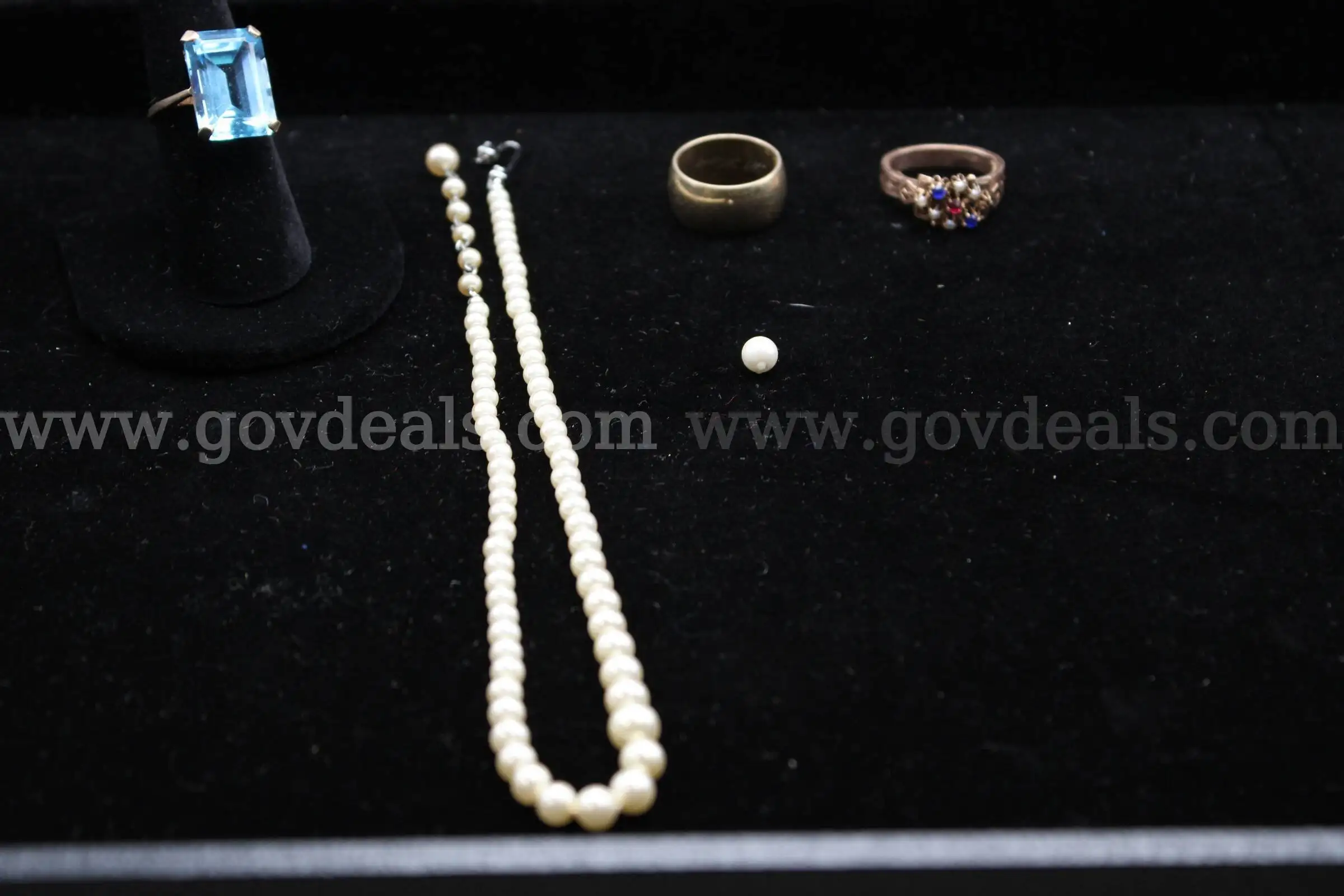 RING (3) NECKLACE (1)