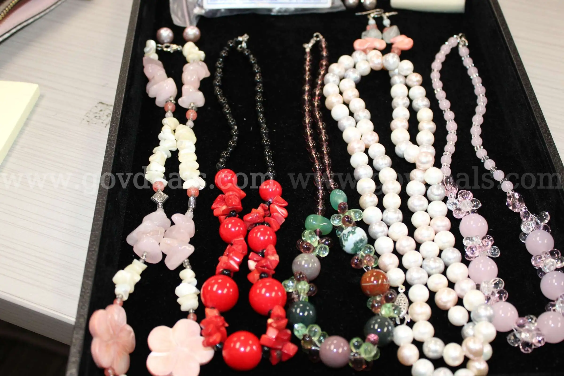 EARRING PAIR (4) PIN (1) NECKLACE (6)