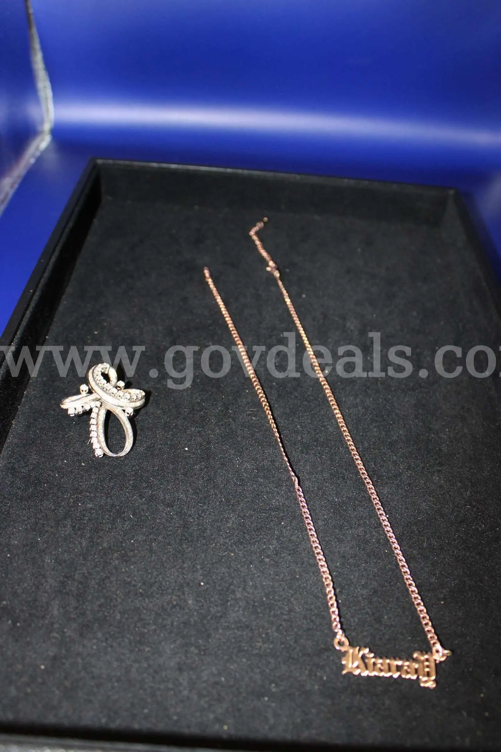 1 BROACH 1 NECKLACE