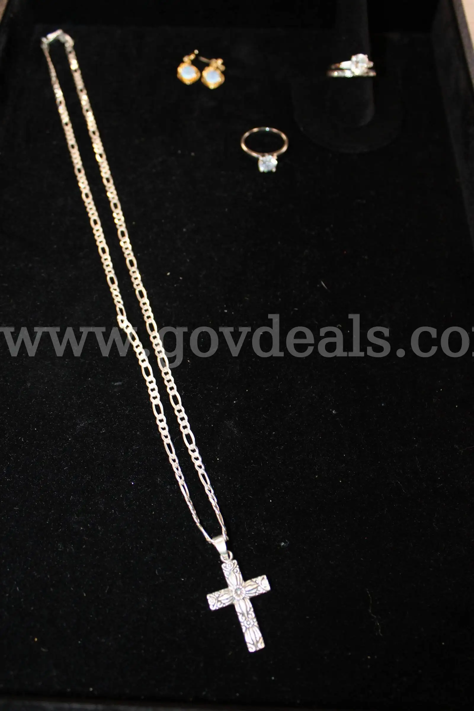 1 PAIR EARRINGS 3 RINGS 1 NECKLACE