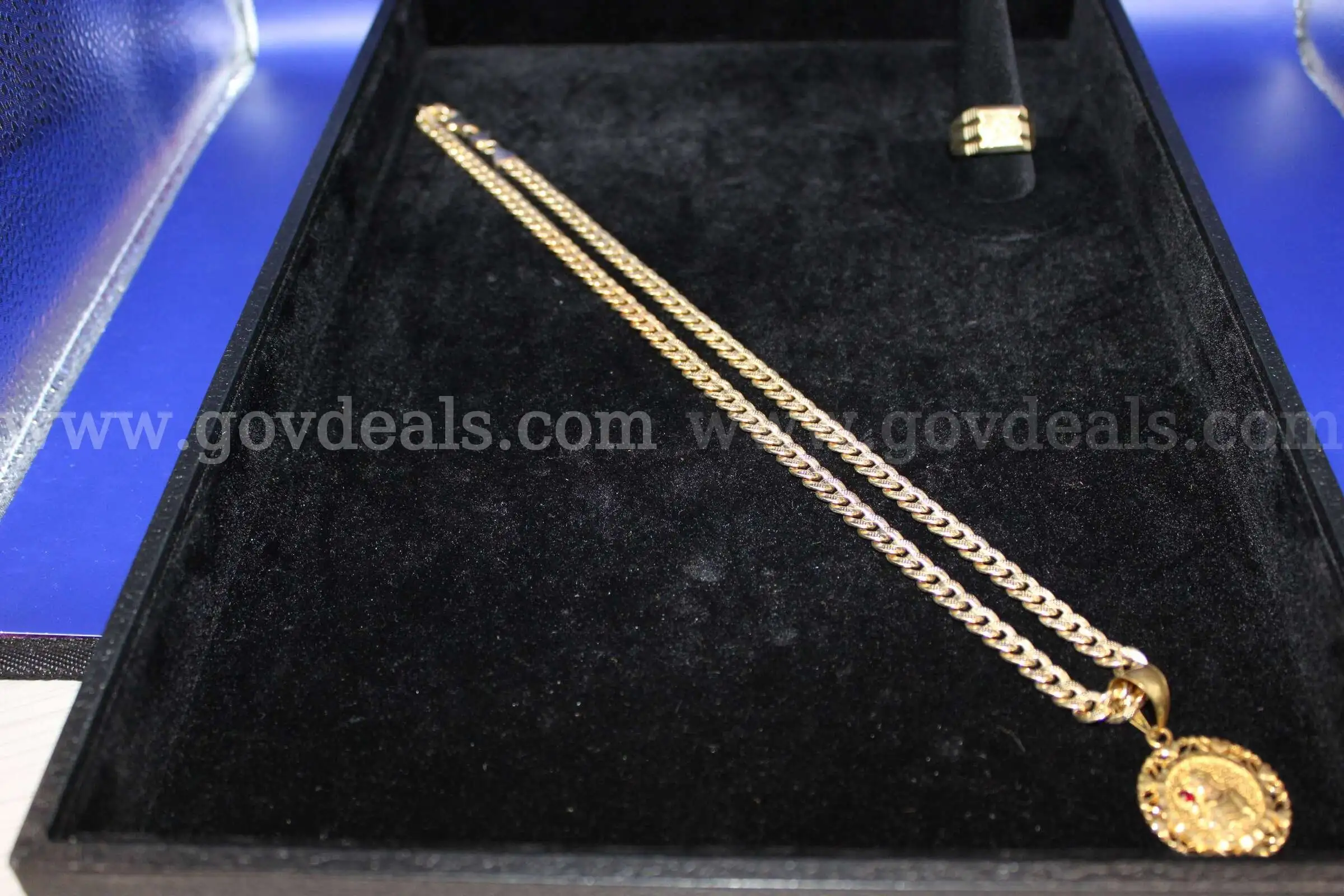 1 NECKLACE 1 RING