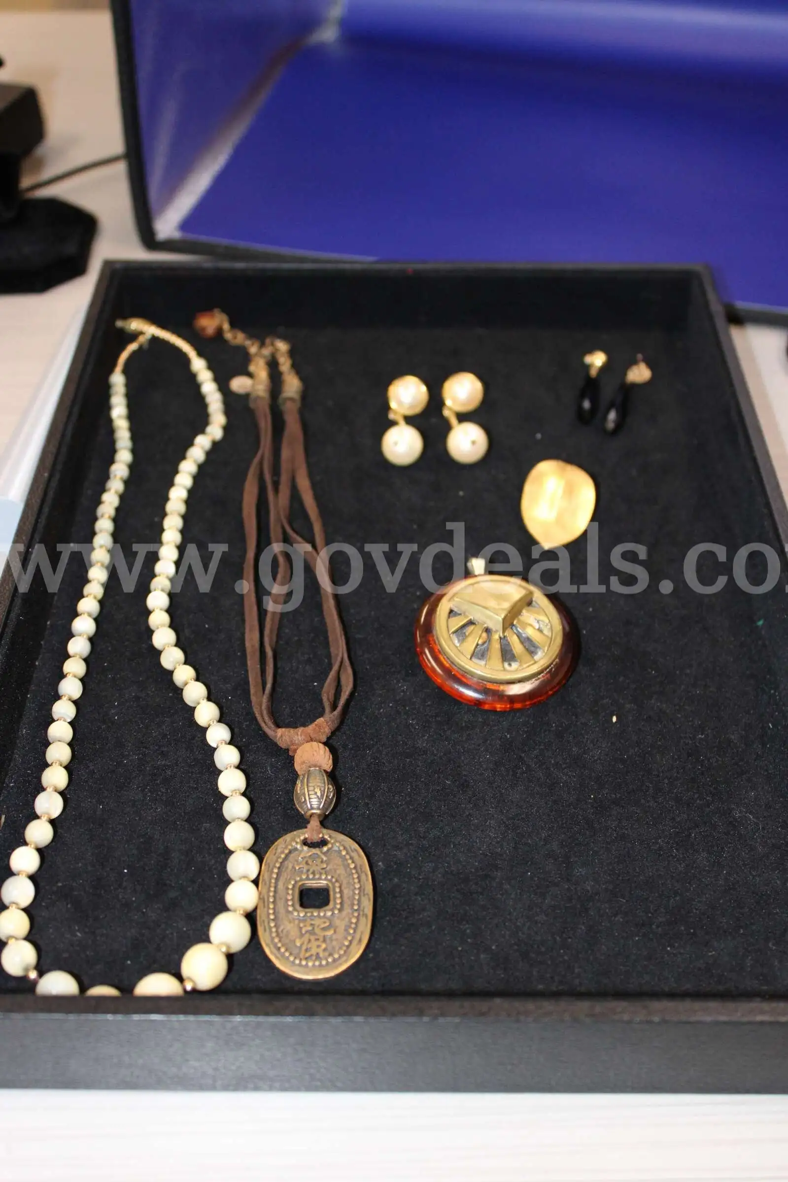 NECKLACE (2) PENDANT (1) EARRING PAIR (2) SINGLE (1)