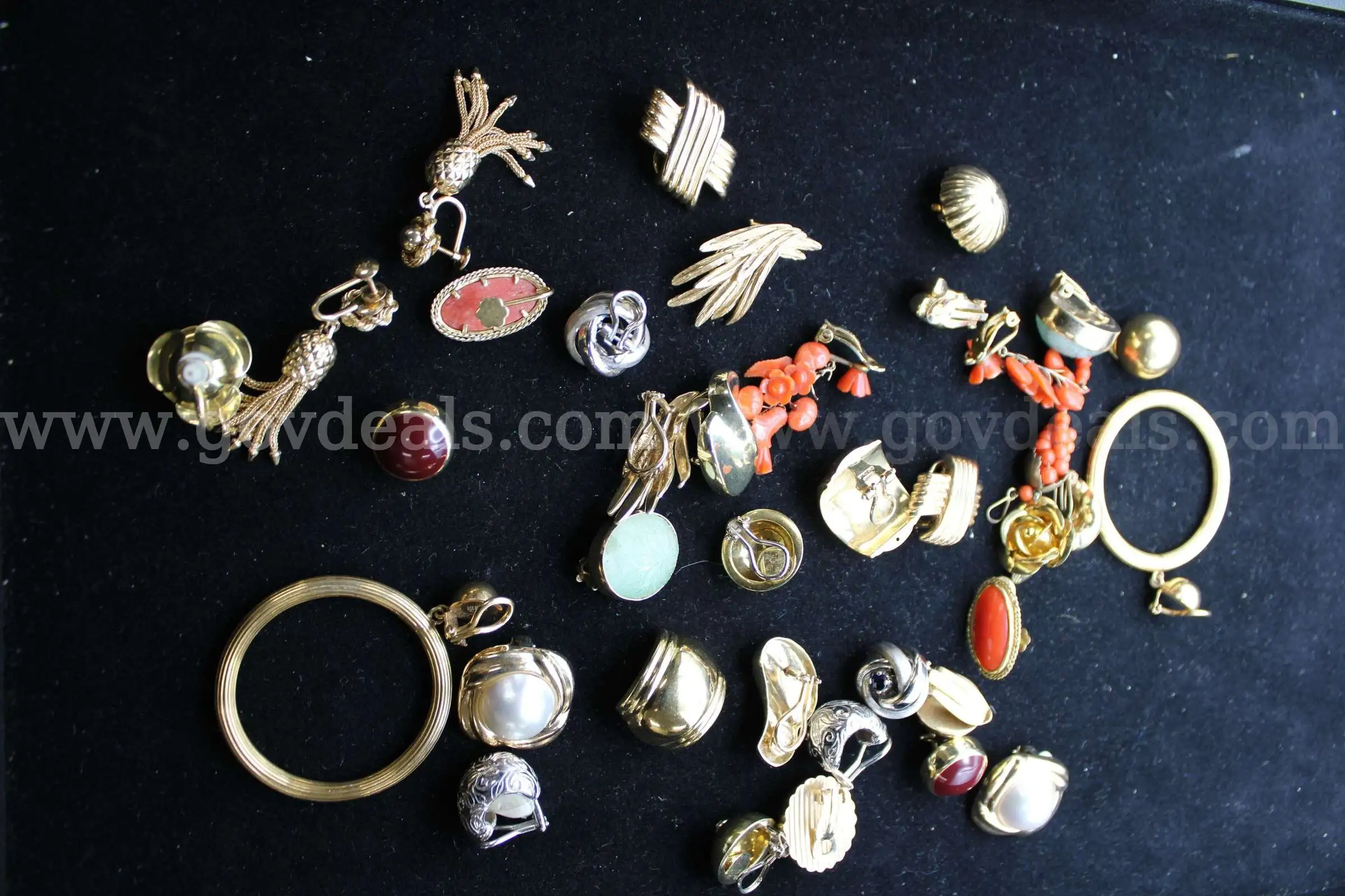 20 Bracelets 22 Necklace 17 Rings 18 Earrings Pairs 1 Single Earring
