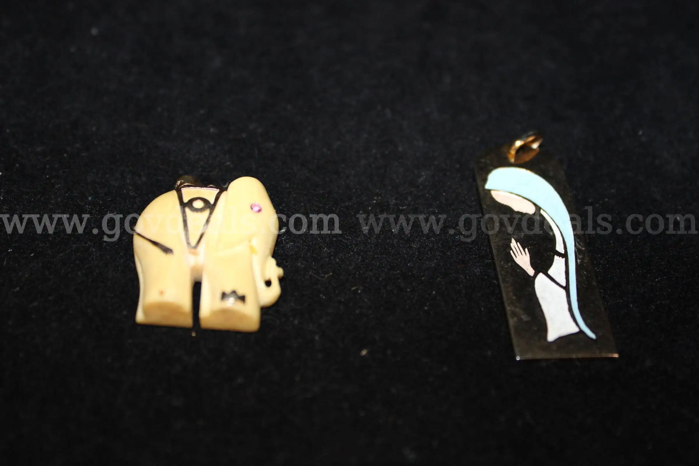 2 Pendants