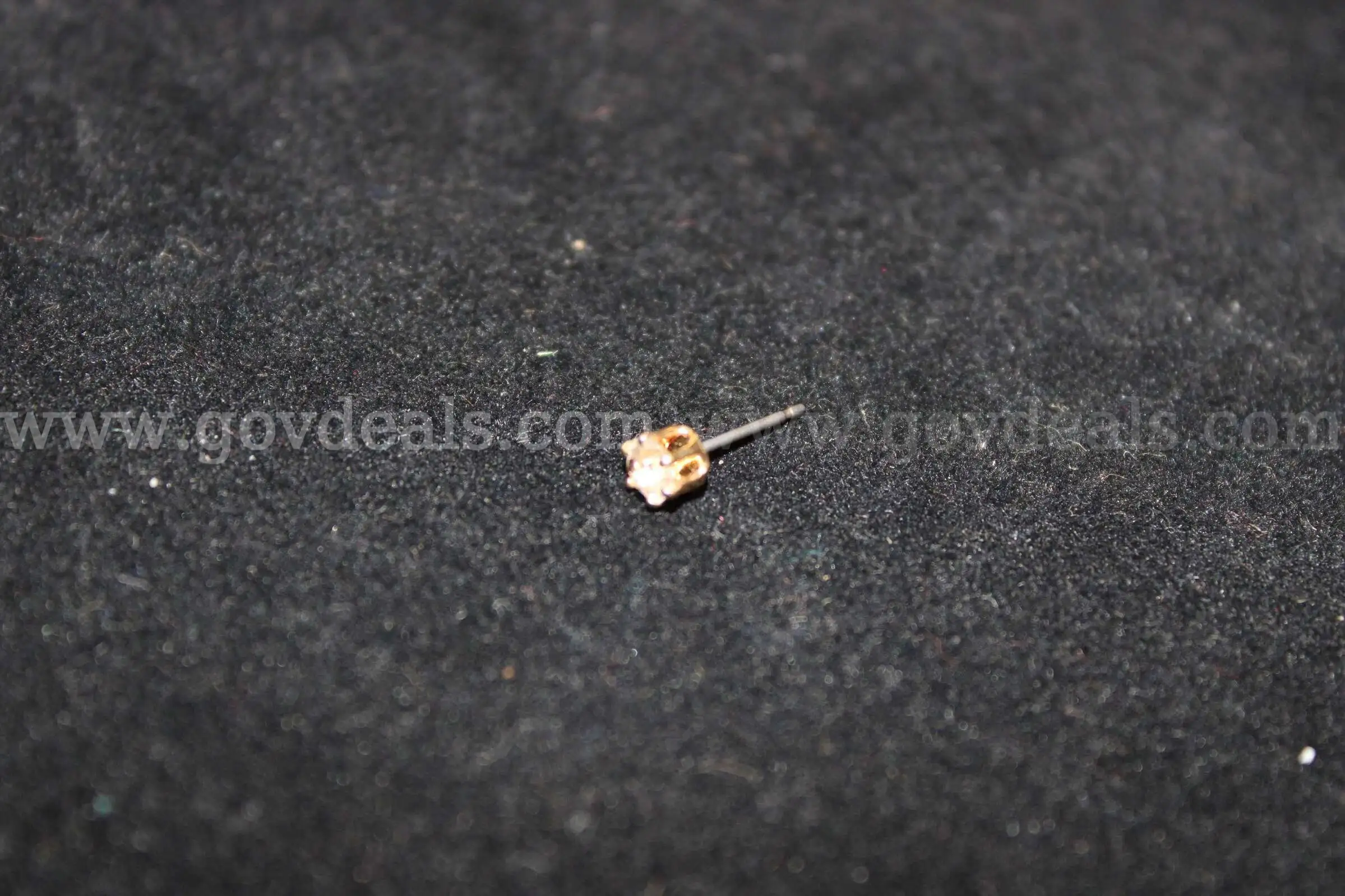 DIAMOND STUD EARRING