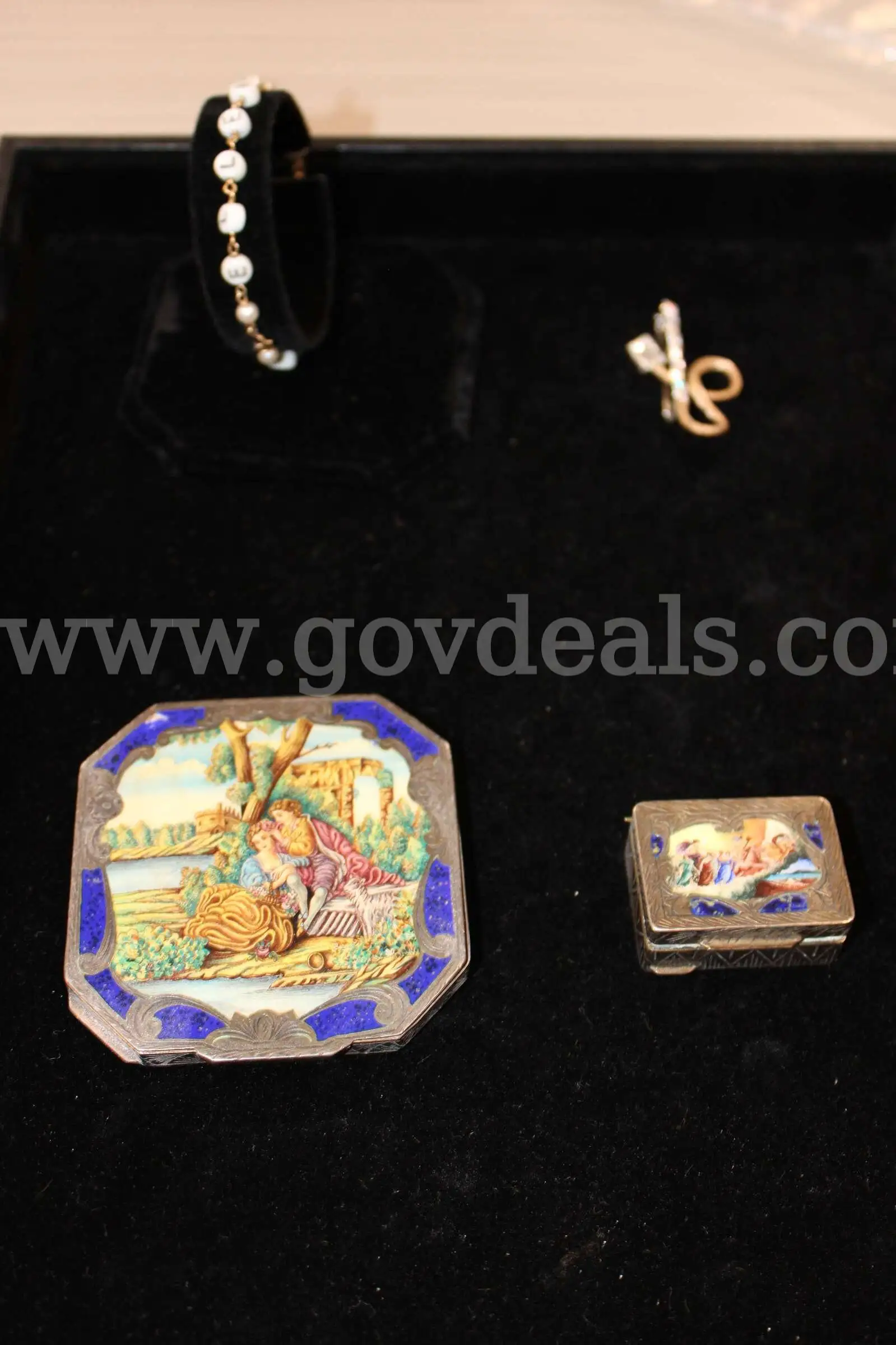 BRACELET (1) PIN (1)