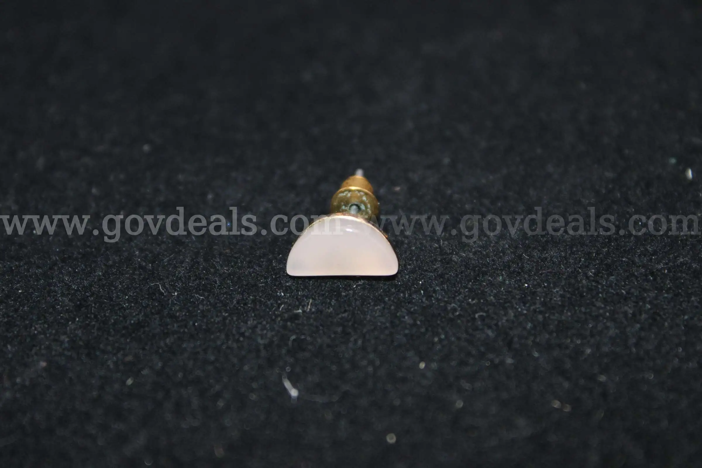 1 EARRING YELLOW IN COLOR