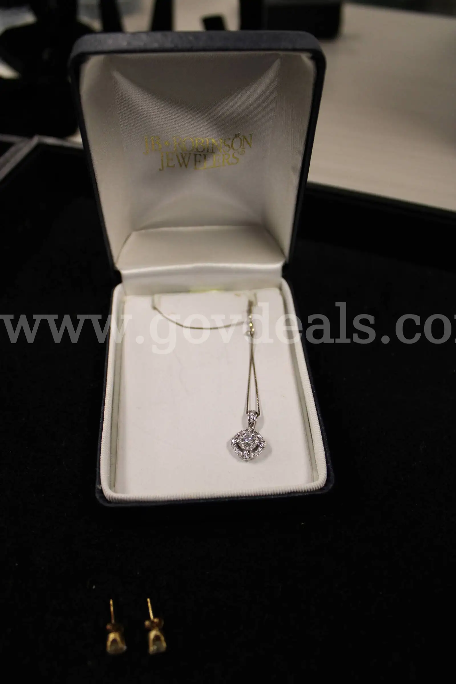 1 W M NECKLACE W PENDANT(S)