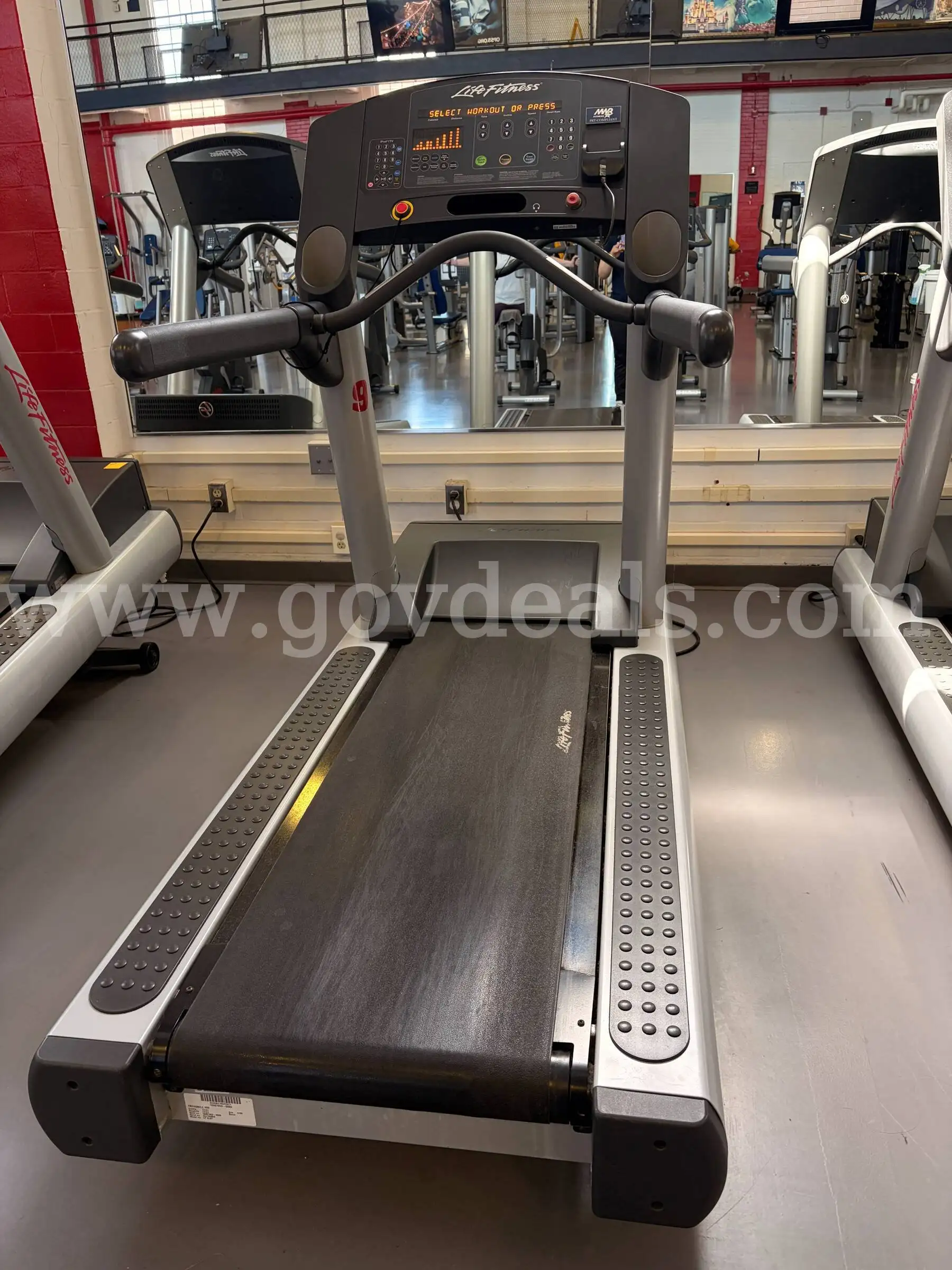 LIFE FITNESS TREADMILL