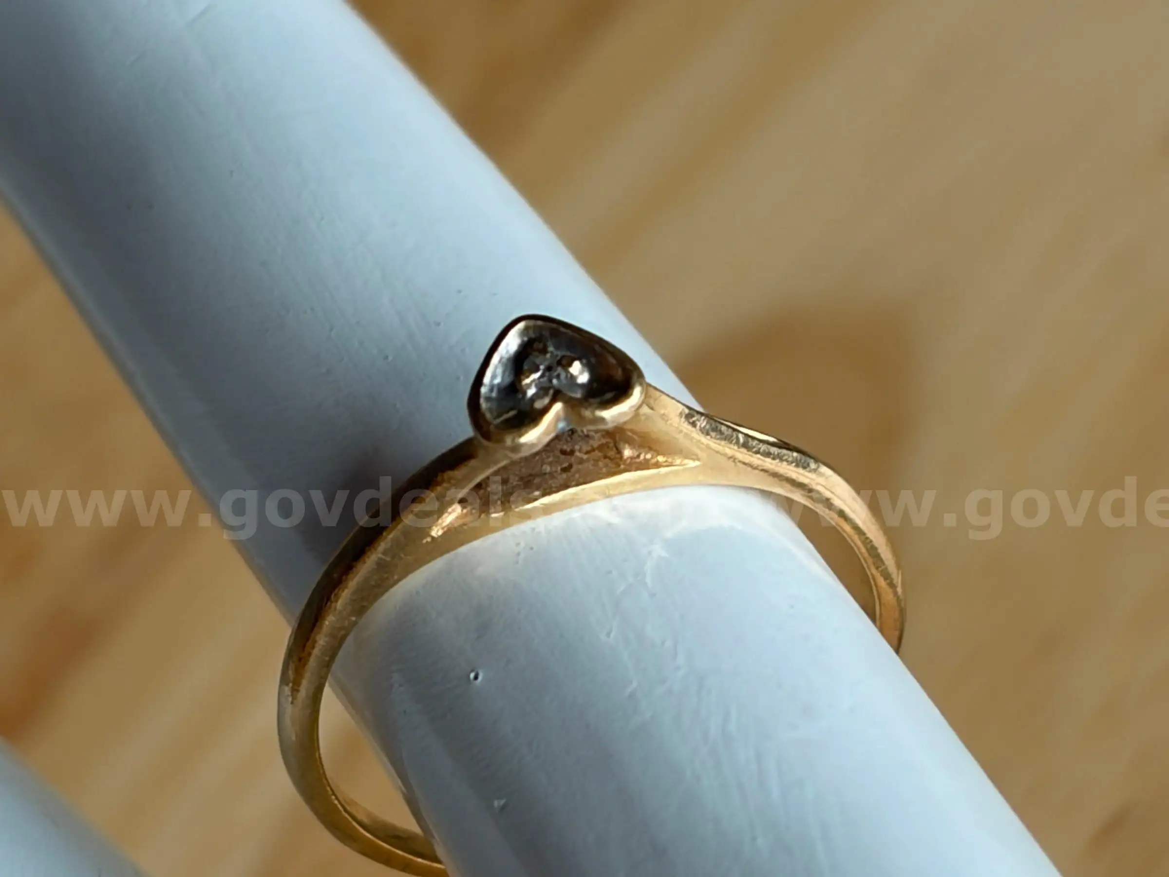 TiDDRs Vintage 14K Yellow Gold Diamond Heart Ring Size 5. Authenticated by jeweler.