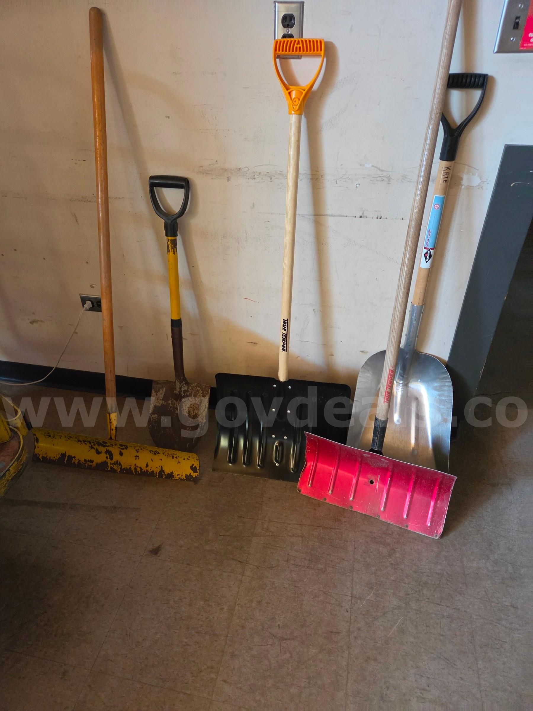 LOT OF 2 SHOVELS AND LIGHTS