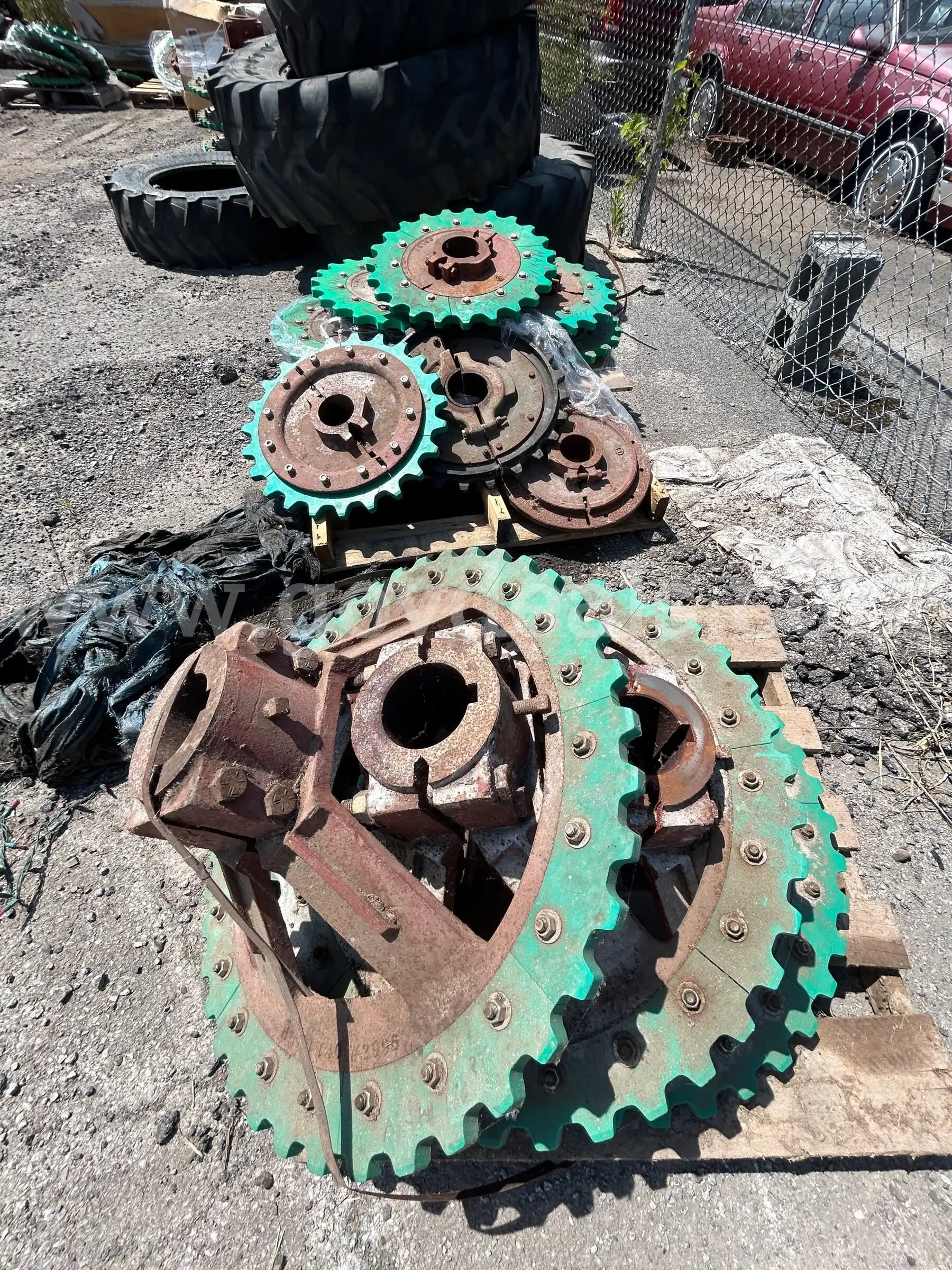 PALLETS of Sprockets Chain & Carrier Links