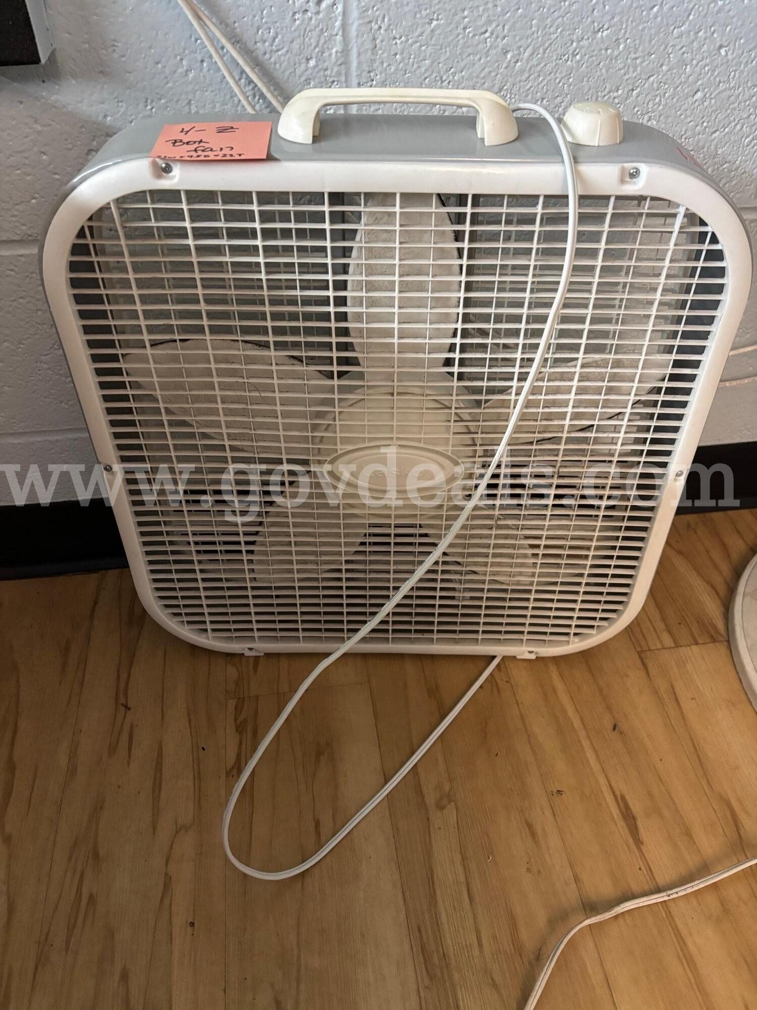 BOX FAN (ITEM 4-Z)