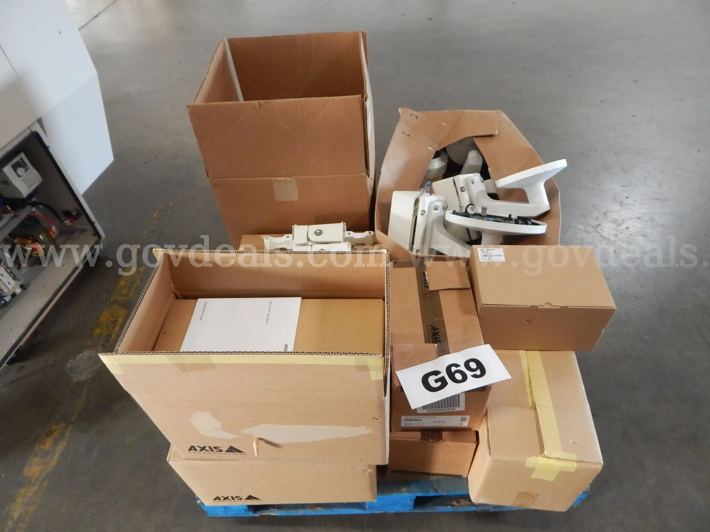 Lot G69 - (1) Pallet of Misc. Dome Cameras & Mounts