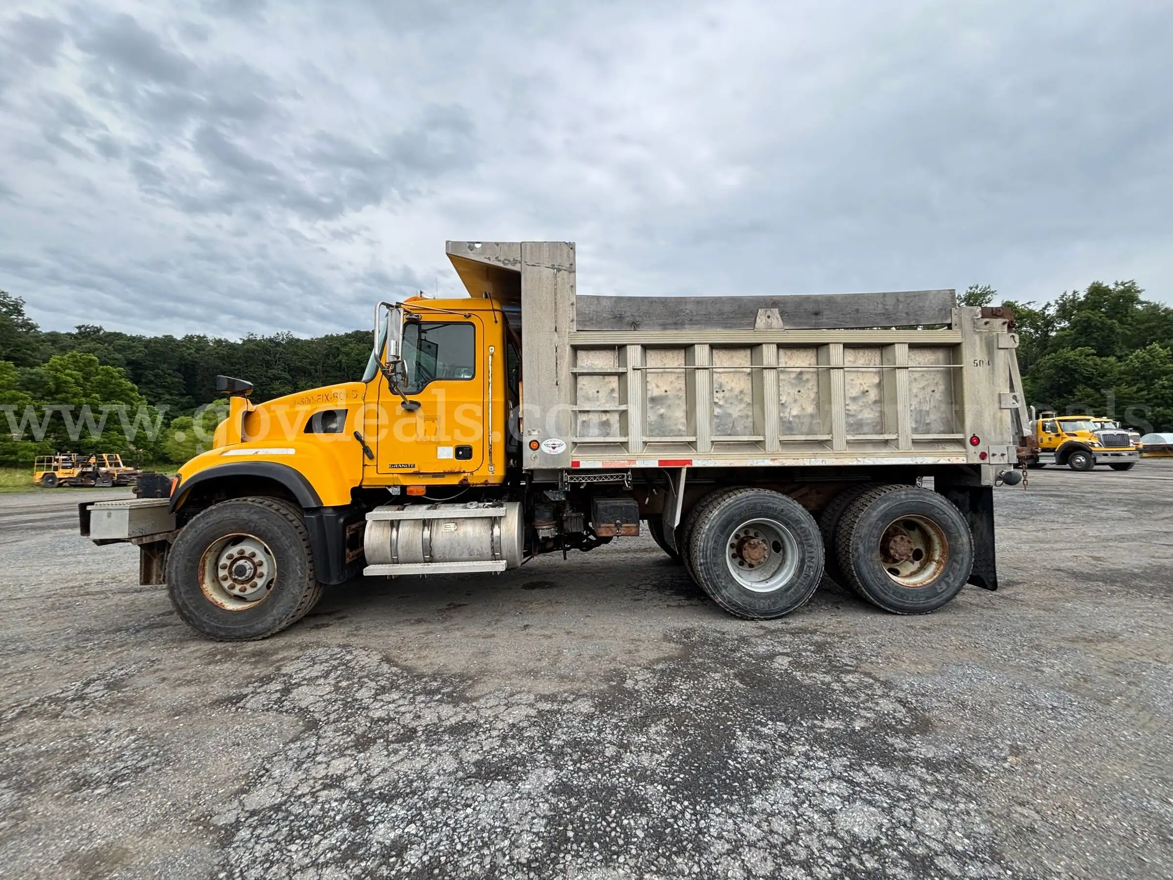 2004 Mack CV713 Granite