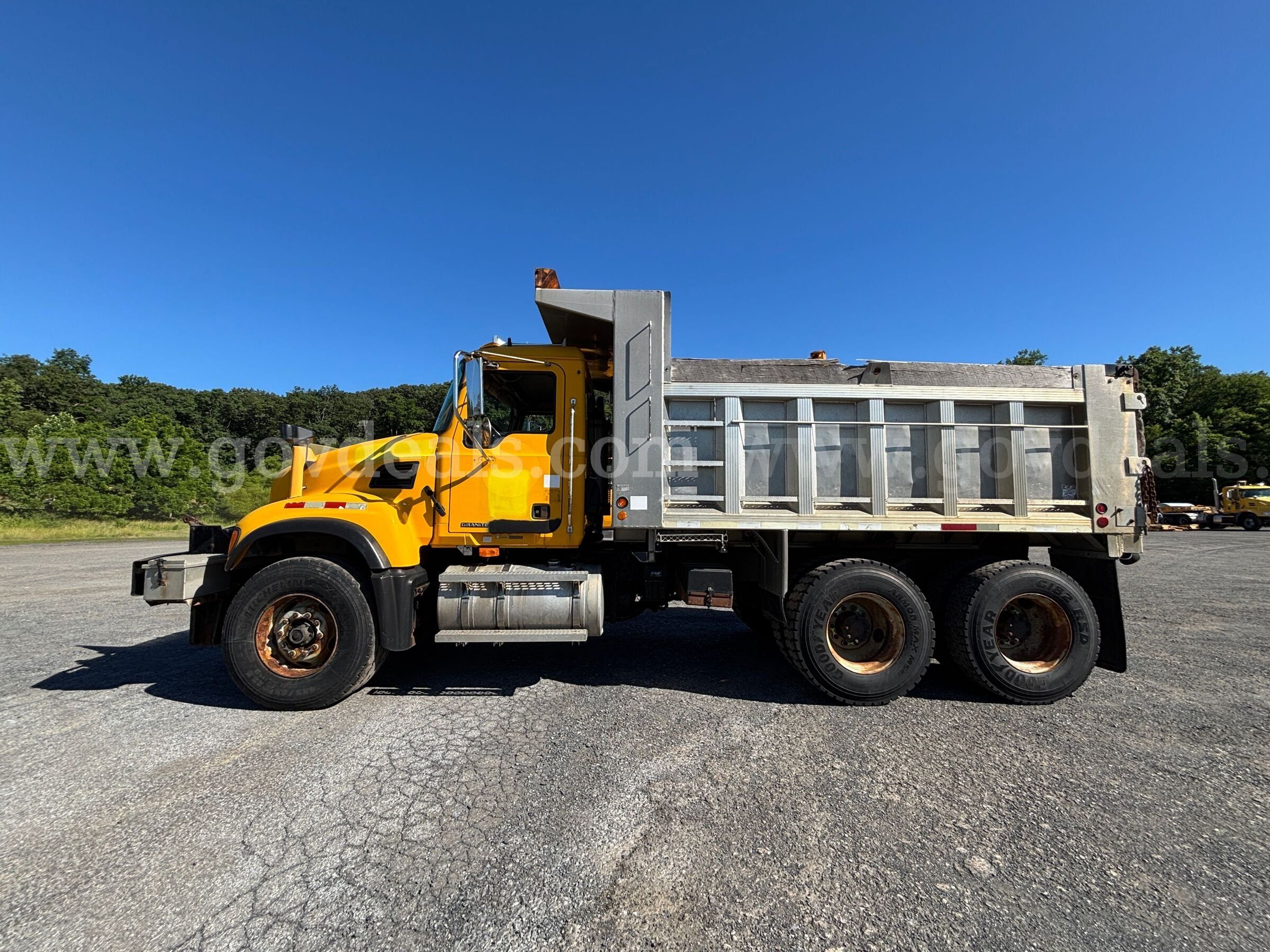 2004 Mack Valk CV713 Granite