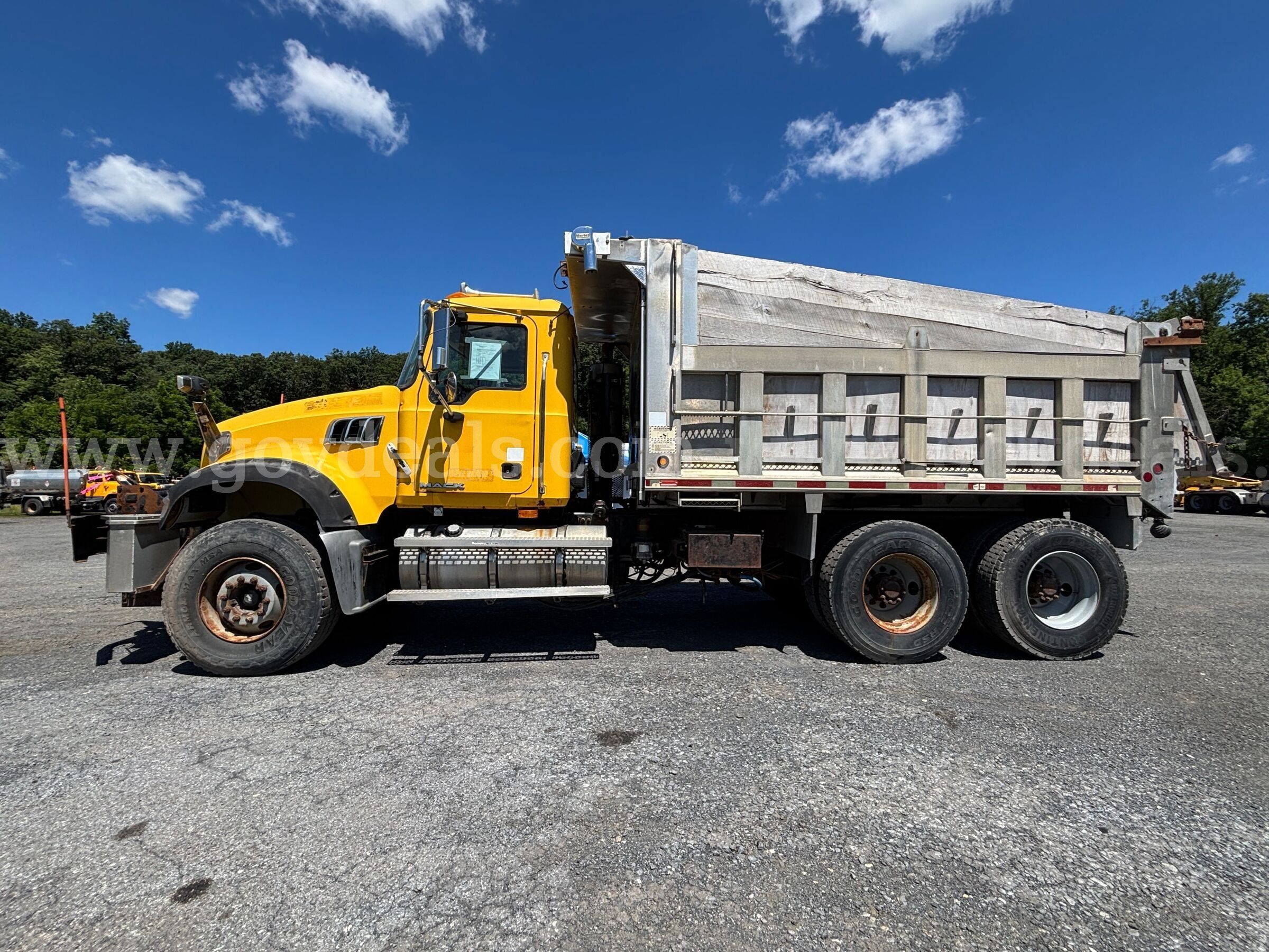 2009 Mack GU713 DUMP