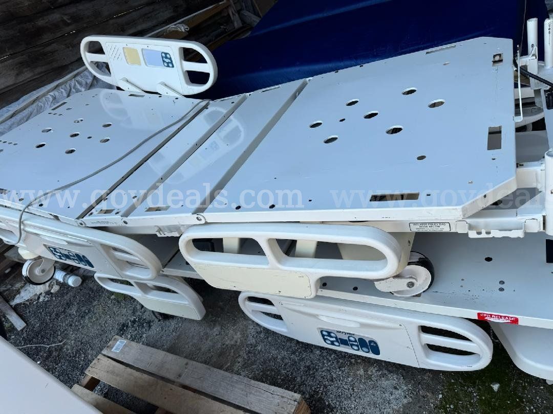 4 STRYKER 3002 EX Hospital Beds