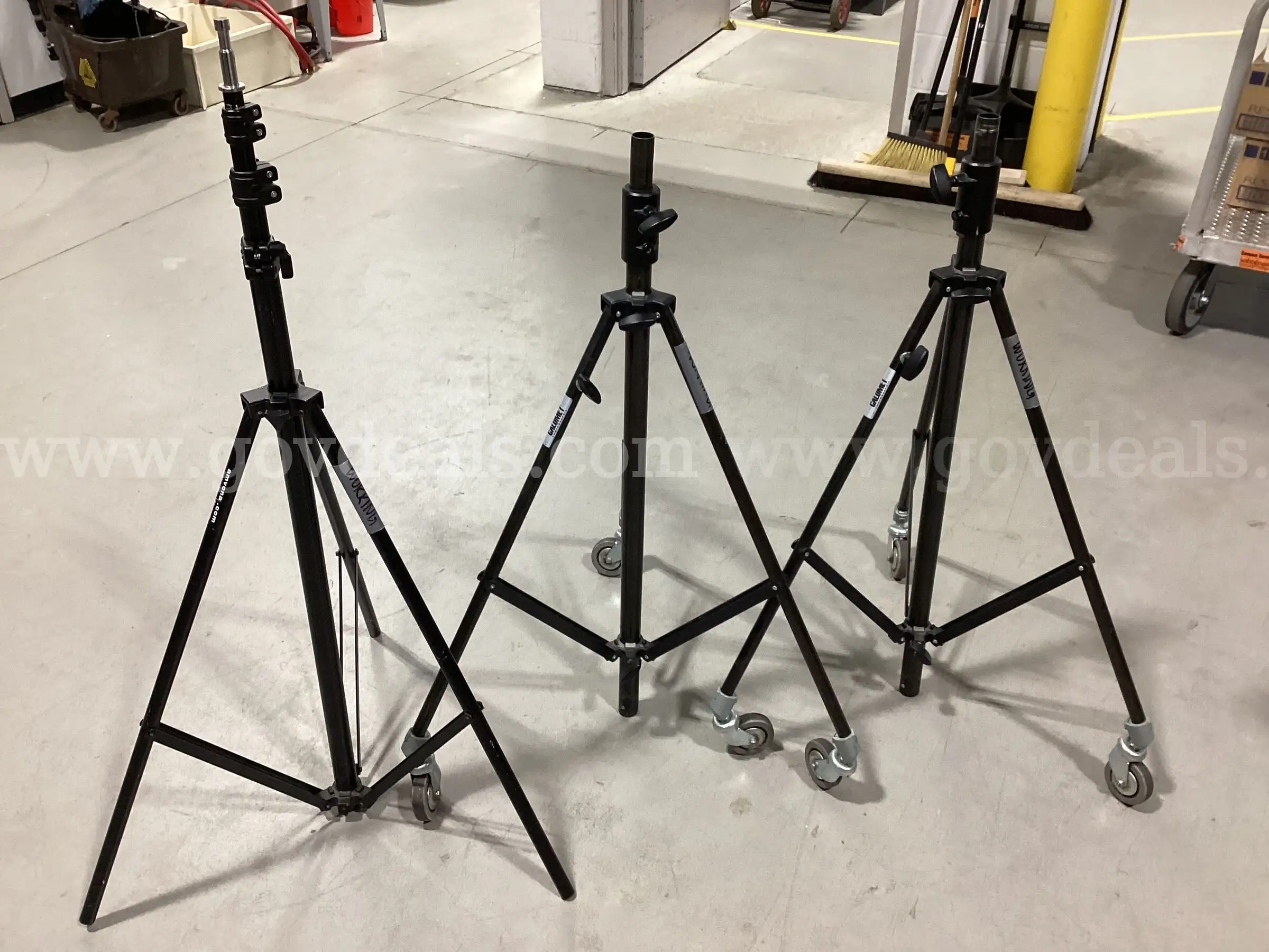 Lot of (3) Studio Light Stands Amvona DynaTran AS-9110 & Calumet Rolling Stands