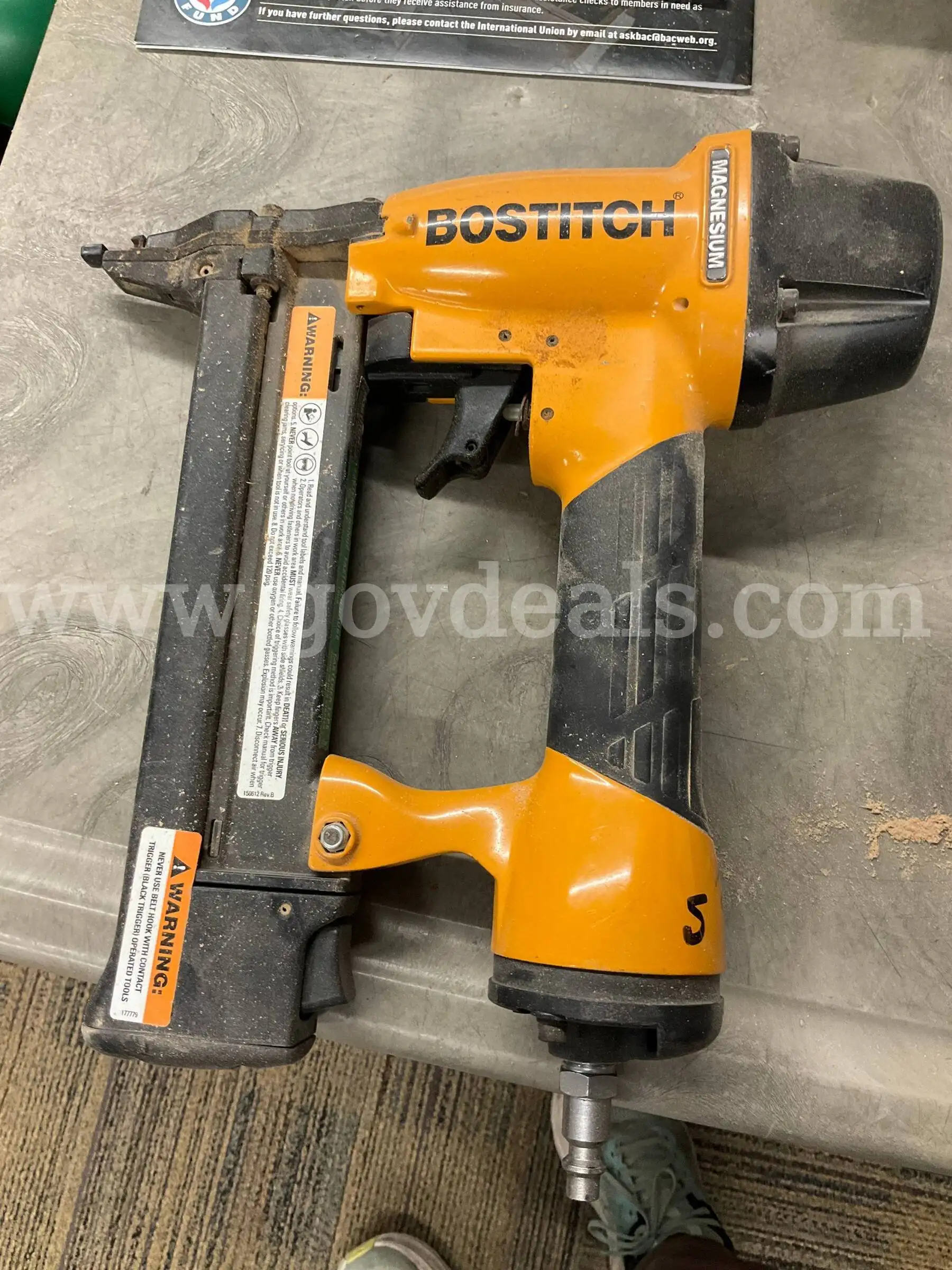 Bostitch SX150 18-Gauge Pneumatic Narrow Crown Finish Stapler - Magnesium Housing