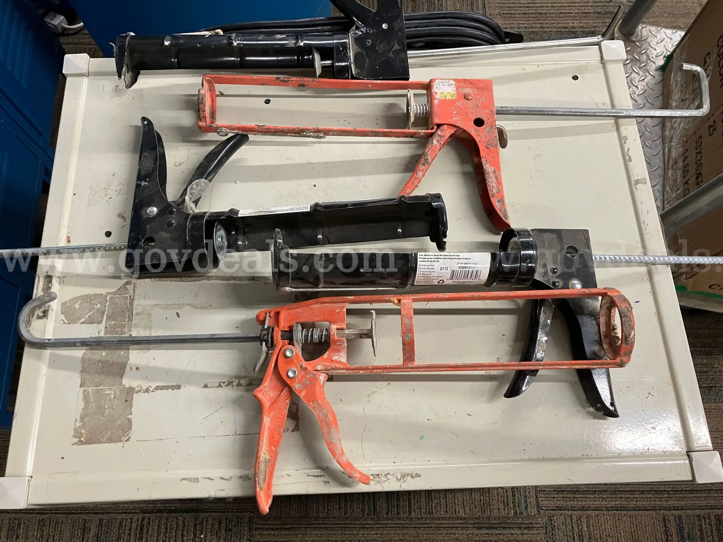Lot of 4 Manual Caulking Guns (Standard & Ratchet Style) - DIY Contractor Tools